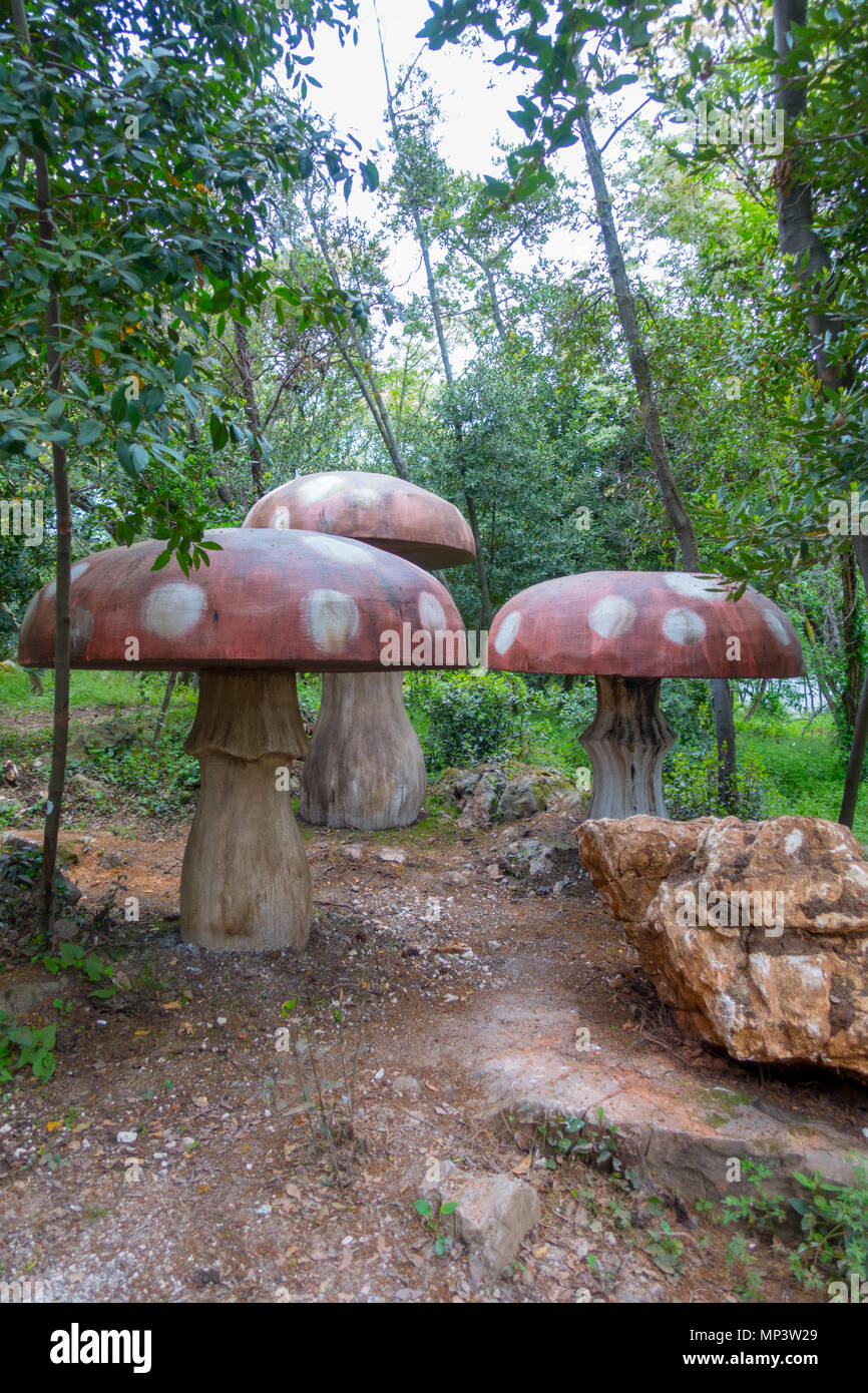 Gigantische rote hölzerne Pilze auf einem Spielplatz im Wald Stockfoto