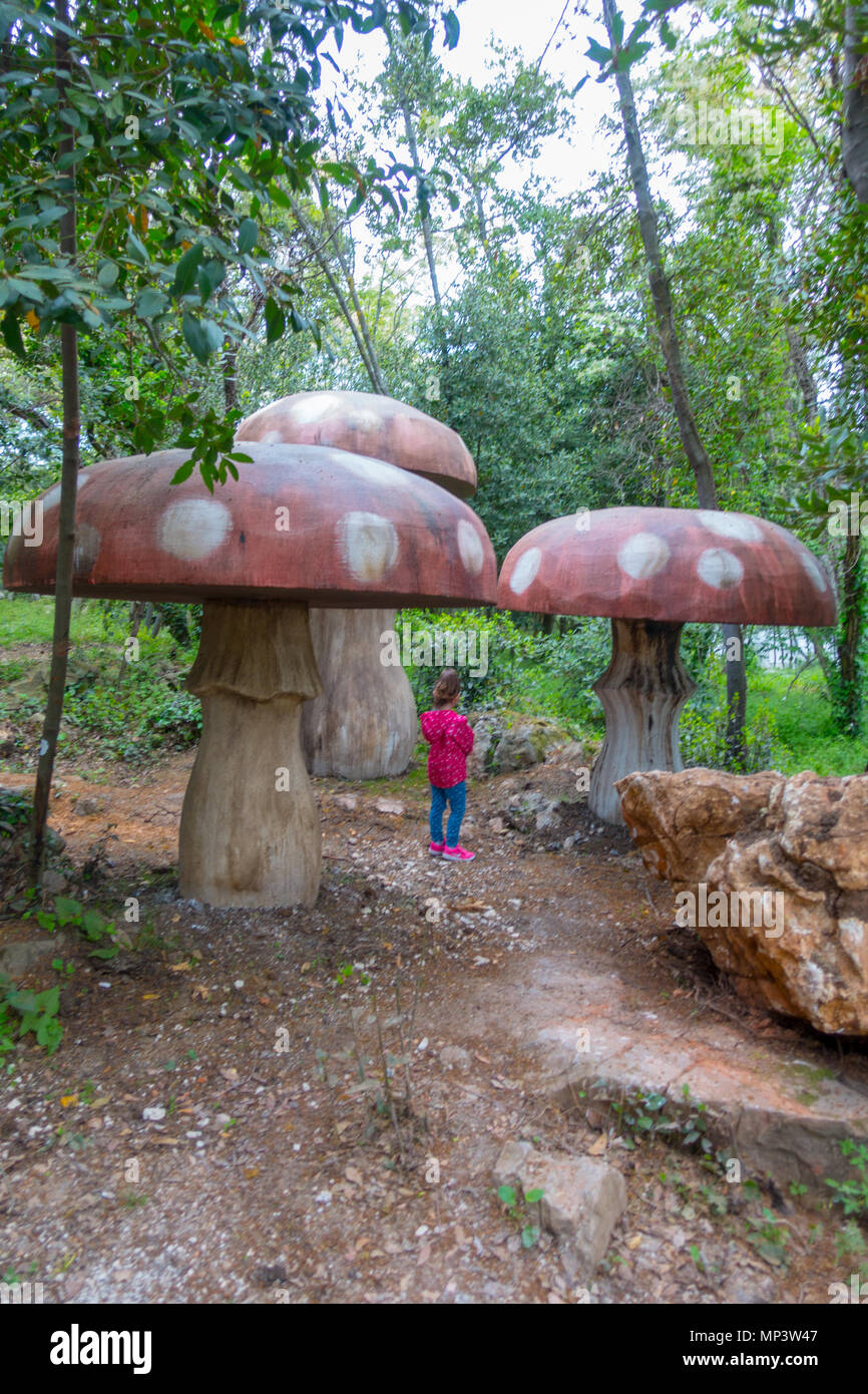 Gigantische rote hölzerne Pilze auf einem Spielplatz im Wald Stockfoto