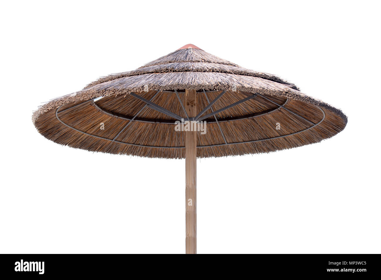 Bambus, Schilf, Stroh Sonnenschirm isoliert auf weißem Stockfoto