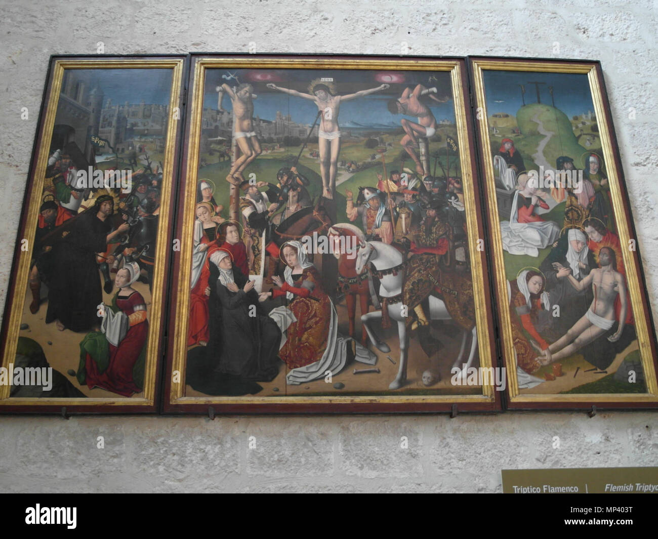 Tríptico del Calvario. Español: En la obra se desarrollan Tres pasajes de La Pasión de Jesucristo: Jesús llevando la Cruz ein cuestas, en el panel Izquierdo, la Crucifixión, en la tabla Zentrale, y el Entierro de Cristo, en el panel Derecho. En La primera Tabla, Jesús aparece mientras se dirige hacia El Monte Gólgota, donde sería crucificado, y Simón el Cireneo aparece ayudando al Señor ein llevar su Cruz. En la tabla del Centro, Cristo aparece ya crucificado y Muerto, y el centurión Romano clavándole aparece en su costado una Lanza tras de lo cual, según los Evangelios, brotó Sangre y Agua. Y en Stockfoto