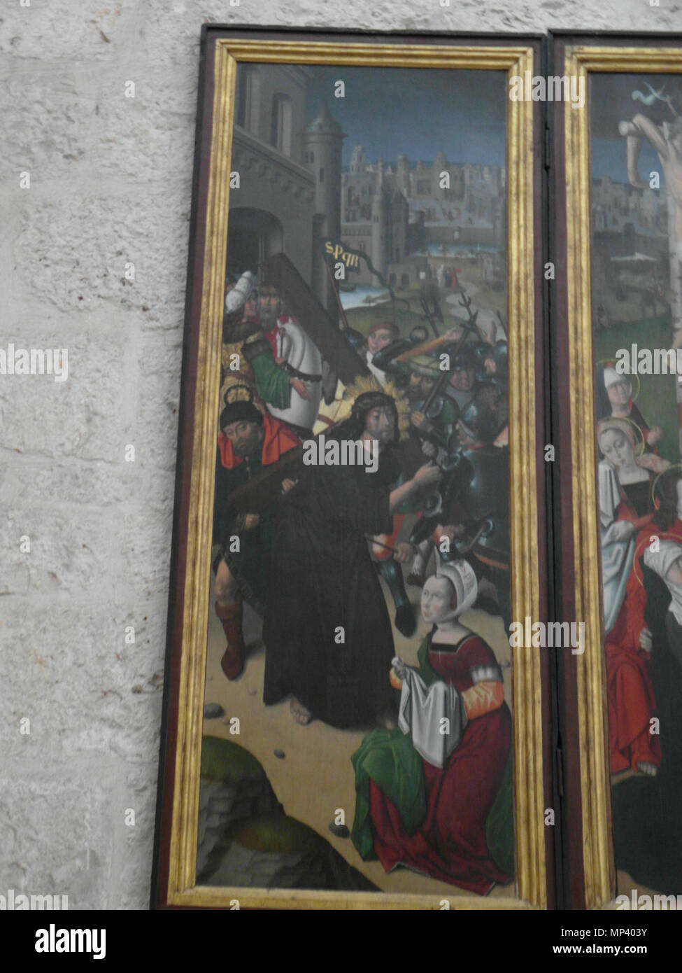 Tríptico del Calvario. Español: En la obra se desarrollan Tres pasajes de La Pasión de Jesucristo: Jesús llevando la Cruz ein cuestas, en el panel Izquierdo, la Crucifixión, en la tabla Zentrale, y el Entierro de Cristo, en el panel Derecho. En La primera Tabla, Jesús aparece mientras se dirige hacia El Monte Gólgota, donde sería crucificado, y Simón el Cireneo aparece ayudando al Señor ein llevar su Cruz. En la tabla del Centro, Cristo aparece ya crucificado y Muerto, y el centurión Romano clavándole aparece en su costado una Lanza tras de lo cual, según los Evangelios, brotó Sangre y Agua. Y en Stockfoto