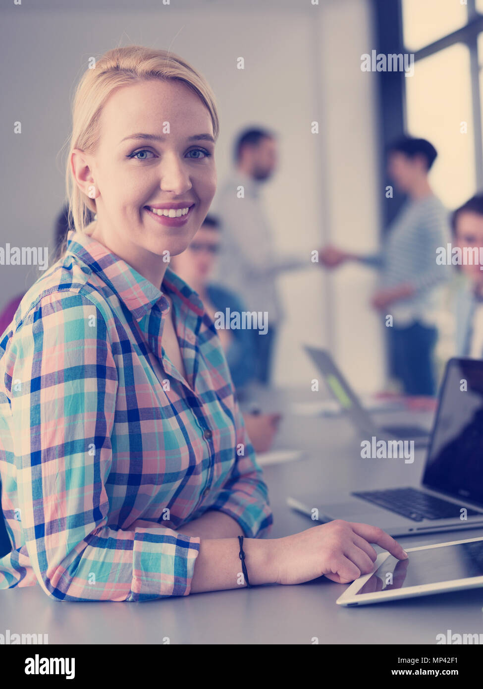 Gruppe von Geschäftsleuten, die Diskussion über Business-Plan im Büro Stockfoto