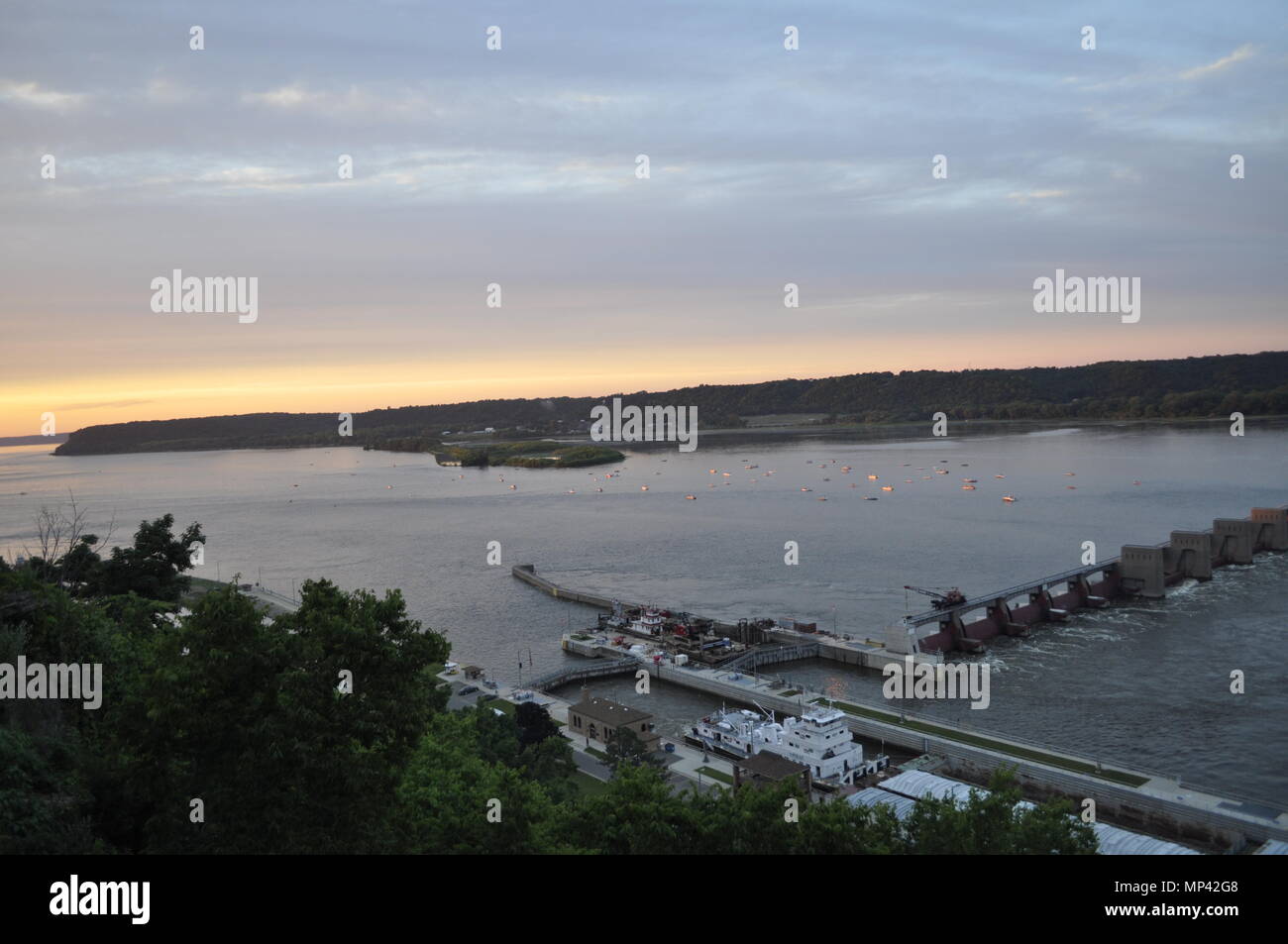 Lock&Dam Nummer 11 in Dubuque, IA bei Sonnenuntergang auf dem Mississippi River. Stockfoto