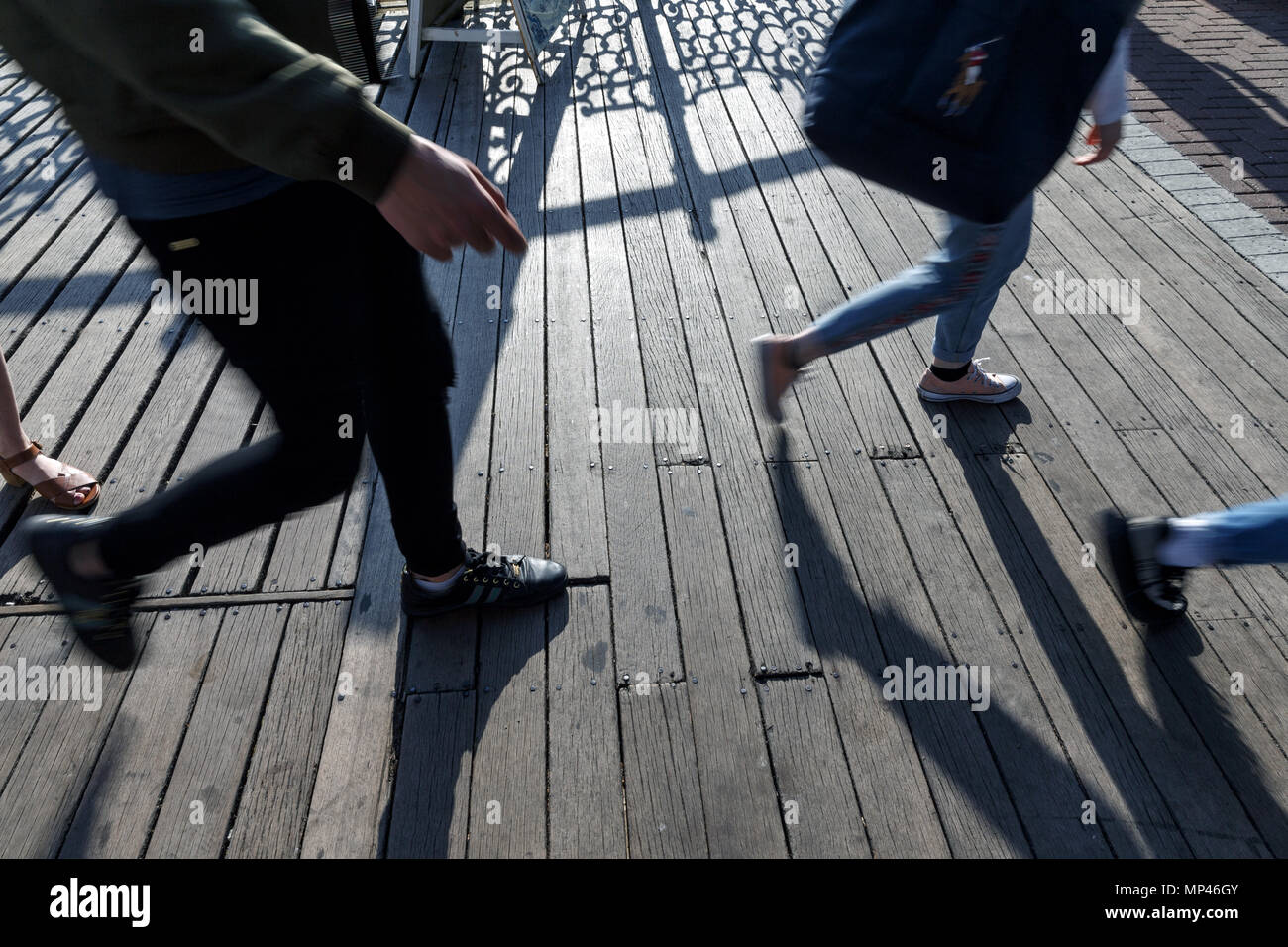 Fußgänger gehen auf Brighton Palace Pier, die gemeinhin als Brighton Pier bekannt. Brighton, East Sussex, UK. Stockfoto