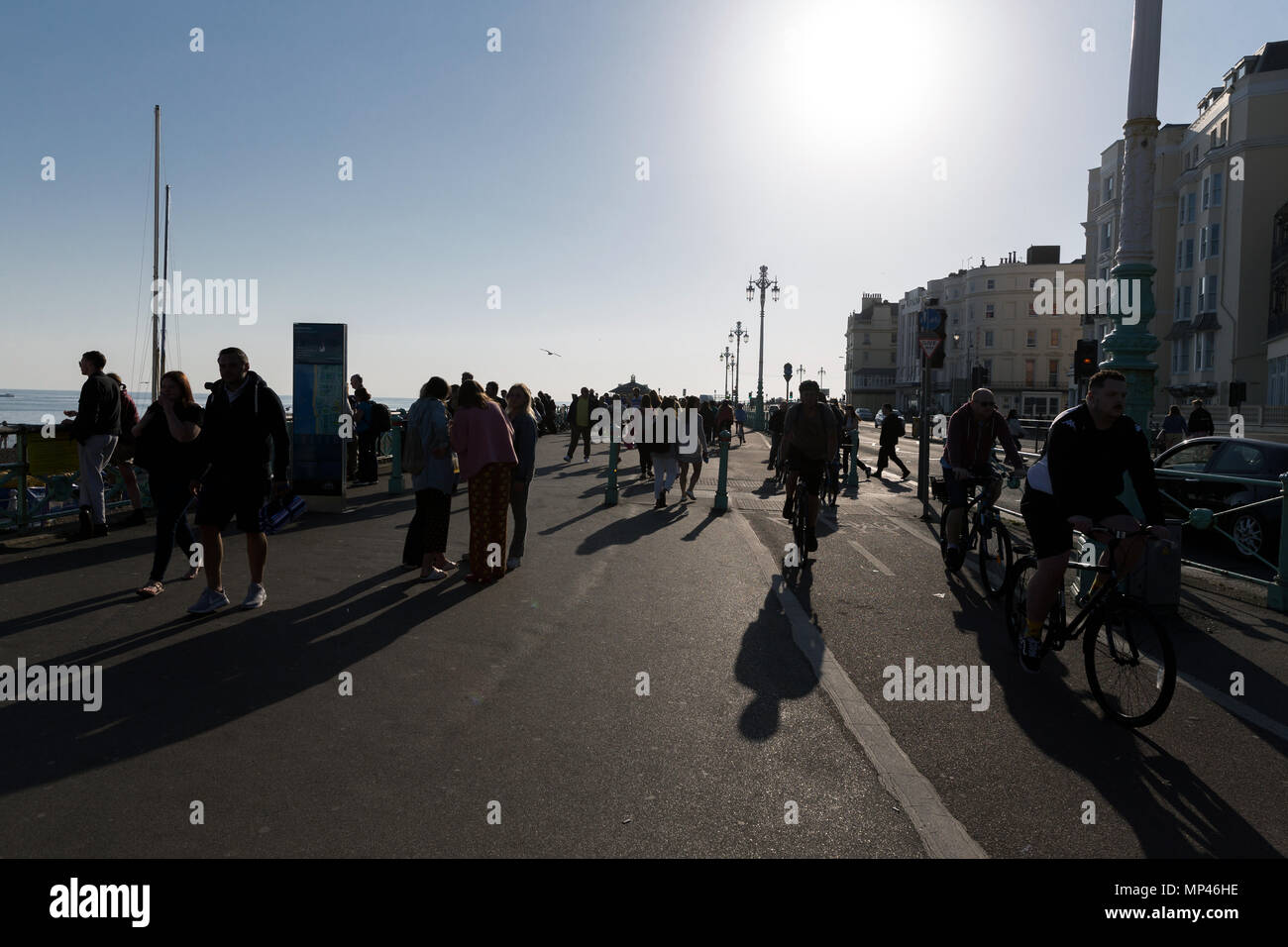 Schattenhafte Fußgänger und Radfahrer auf einem langen Weg auf Brighton Seafront. Brighton, East Sussex, UK. Stockfoto