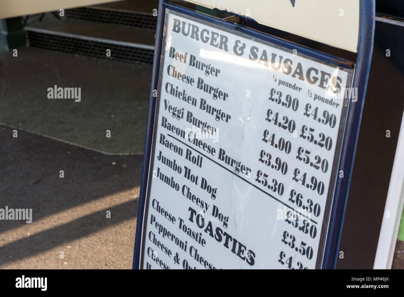 Ein Menü mit viertelpounder und die Hälfte pounder Burger, toasties und Würstchen im Vereinigten Königreich. Stockfoto