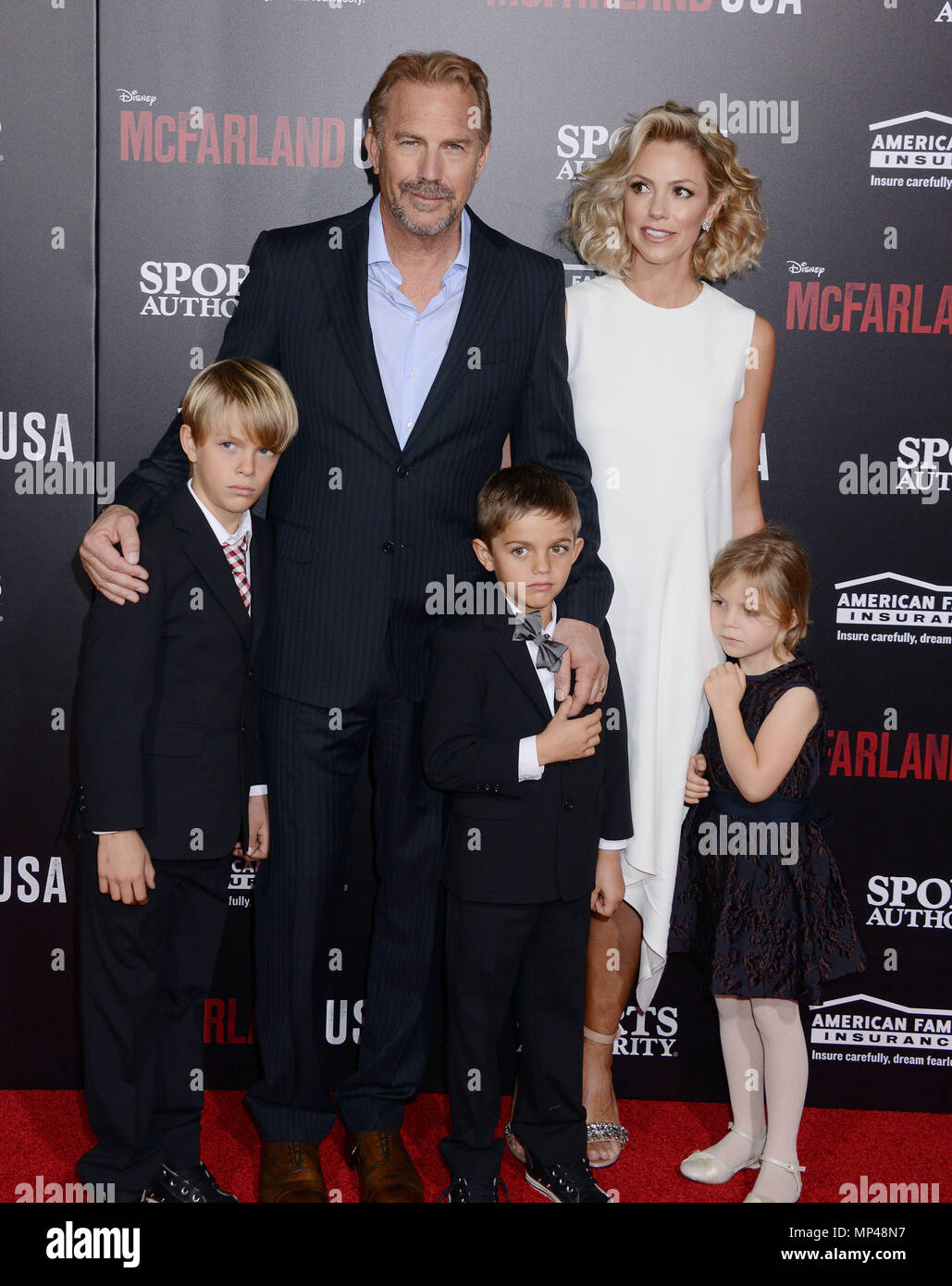 Kevin Costner, Frau Christine und Kinder 013 am McFarland USA Premiere am El Capitan Theatre in Los Angeles. Februar 9, 2015 Kevin Costner, Frau Christine und die Kinder 013 - - - - - - - - - - - - - Red Carpet Event, Vertikal, USA, Filmindustrie, Prominente, Fotografie, Bestof, Kunst, Kultur und Unterhaltung, Topix Prominente Fashion/Vertikal, Besten, Event in Hollywood Leben - Kalifornien, Roter Teppich und backstage, USA, Film, Stars, Film Stars, TV Stars, Musik, Promis, Fotografie, Bestof, Kunst, Kultur und Unterhaltung, Topix, Vertikal, Familie aus der y Stockfoto