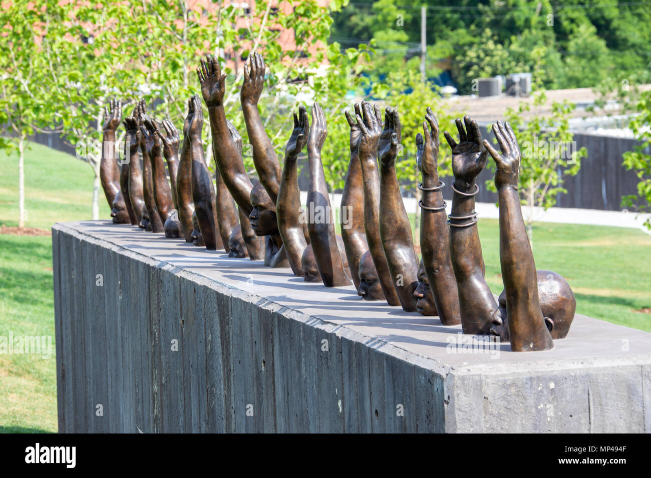 Aufkommen von Hank Willis Thomas, 2016, der nationalen Gedenkstätte für Frieden und Gerechtigkeit oder nationalen Lynchmord Memorial, Montgomery, Alabama, USA Stockfoto