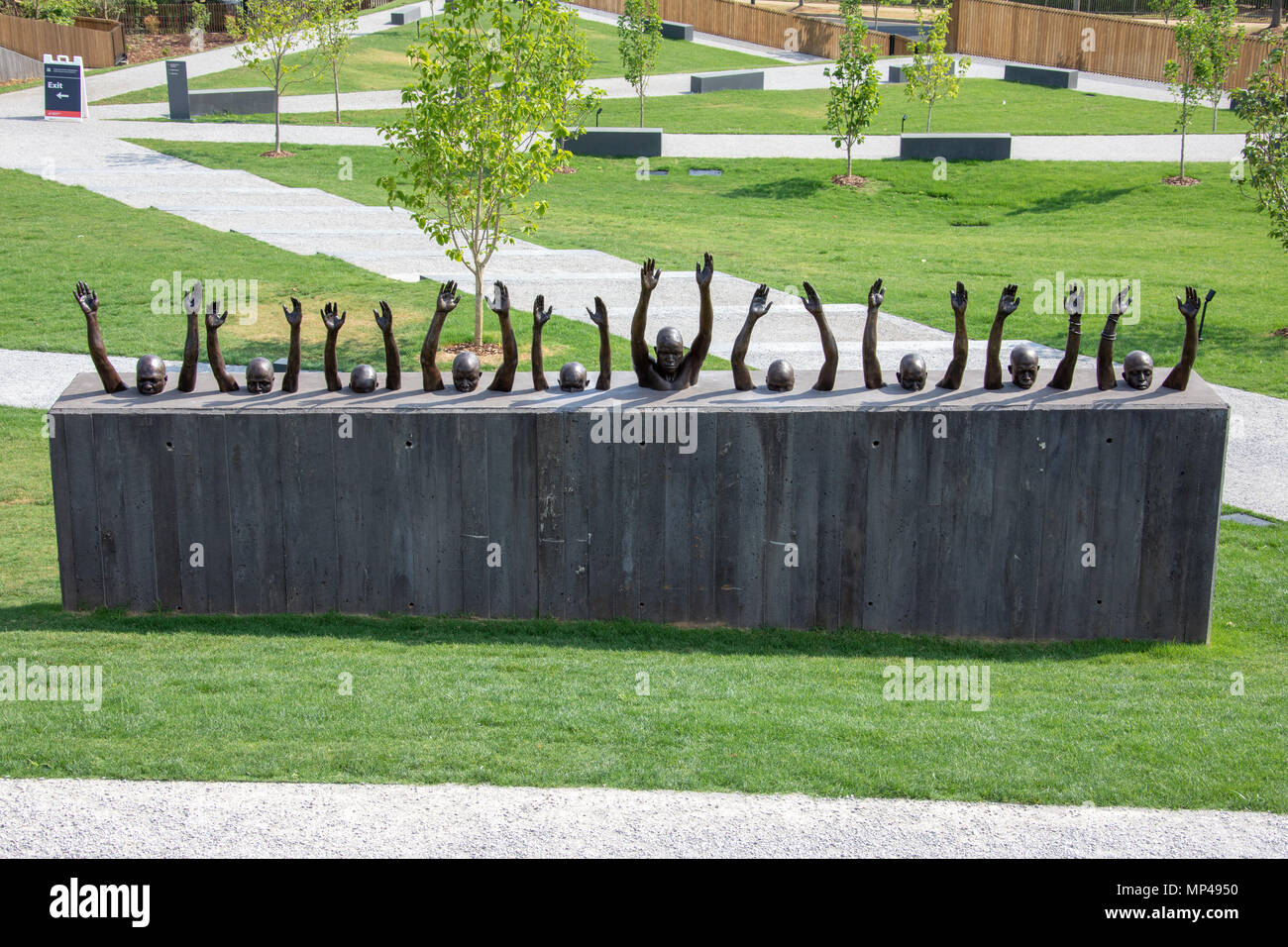Aufkommen von Hank Willis Thomas, 2016, der nationalen Gedenkstätte für Frieden und Gerechtigkeit oder nationalen Lynchmord Memorial, Montgomery, Alabama, USA Stockfoto
