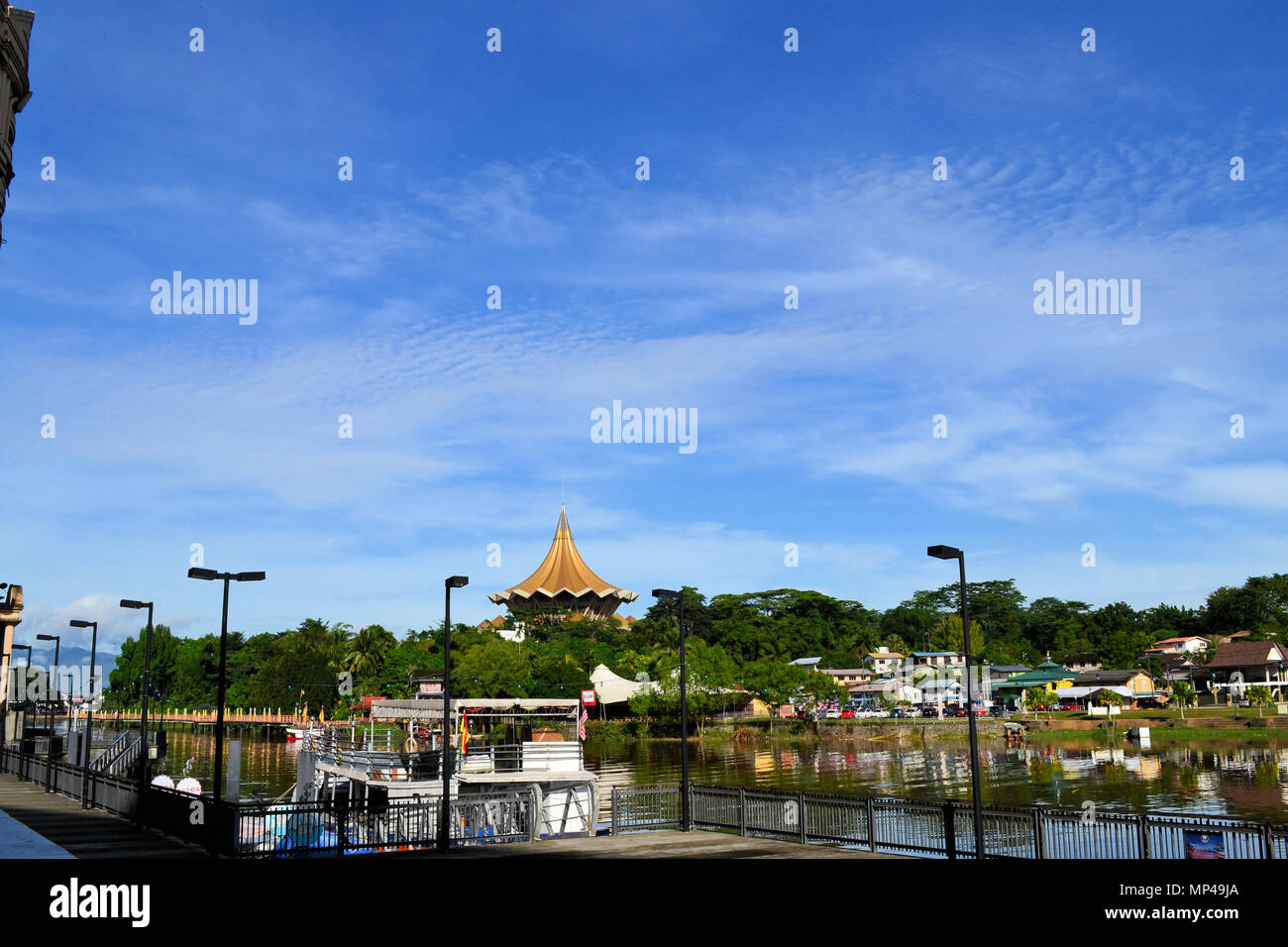 Die Astana von Kuching Sarawak Blick von Kuching Water park Esplanade. Stockfoto