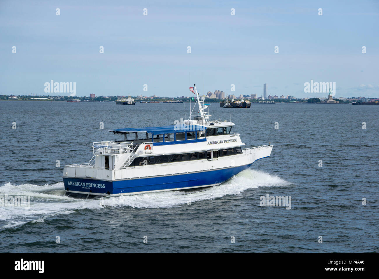 American Princess Boot fährt den East River in New York City, USA Stockfoto