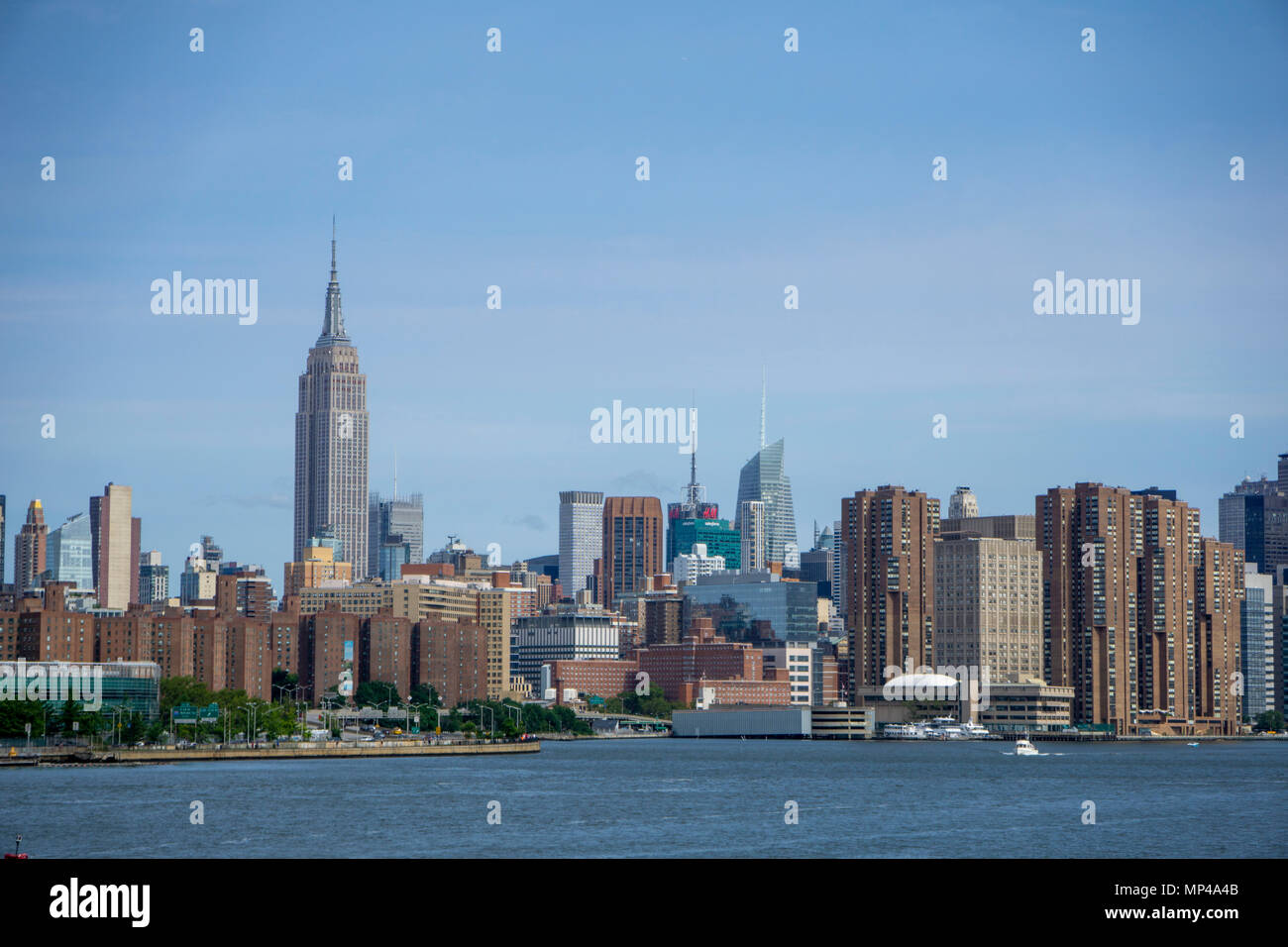 Midtown Skyline von New York City von den East River, NY, USA. Empire State Building Stockfoto