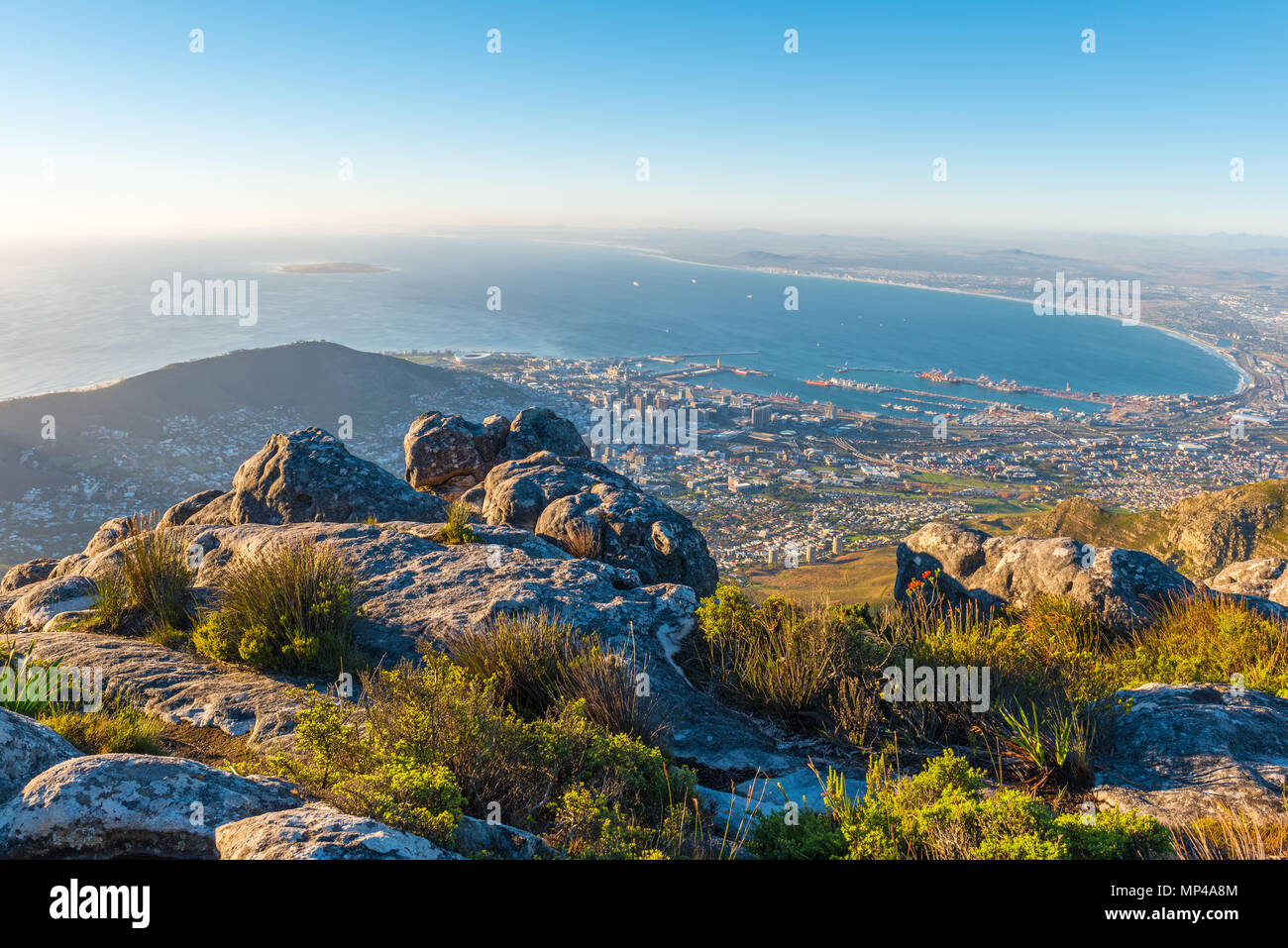 Stadtbild und Landschaft von Kapstadt bei Sonnenuntergang mit dem Indischen Ozean vom Table Mountain National Park aus gesehen, Südafrika. Stockfoto