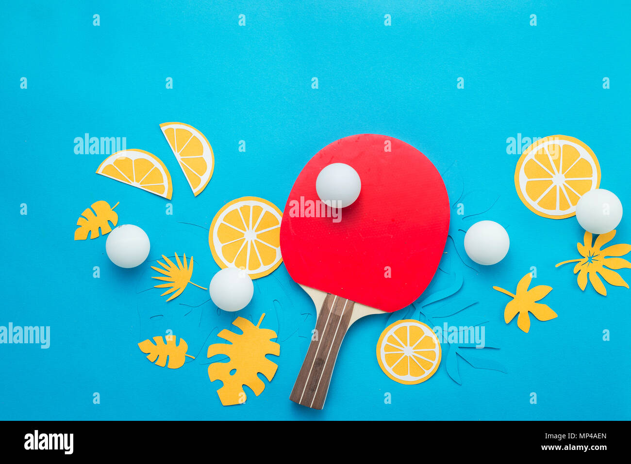 Ping pong Strand, Flip-Flops, Sonnenbrille, Zitronenscheiben für einen Drink und tropische Blätter. Sommer Sport und Freizeit flach auf einem hellen Blau zurück Stockfoto