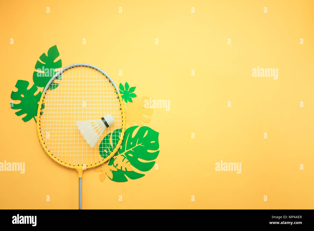 Sommer Urlaub flach mit Badminton Strand und tropische Blätter. Sport Header auf einem gelben Hintergrund mit kopieren. Stockfoto