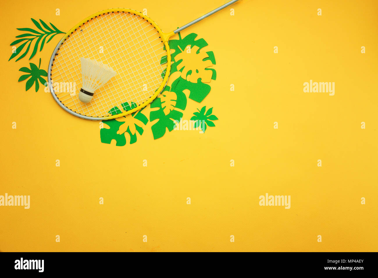 Sommer Urlaub flach mit Badminton Strand und tropische Blätter. Sport Header auf einem gelben Hintergrund mit kopieren. Stockfoto