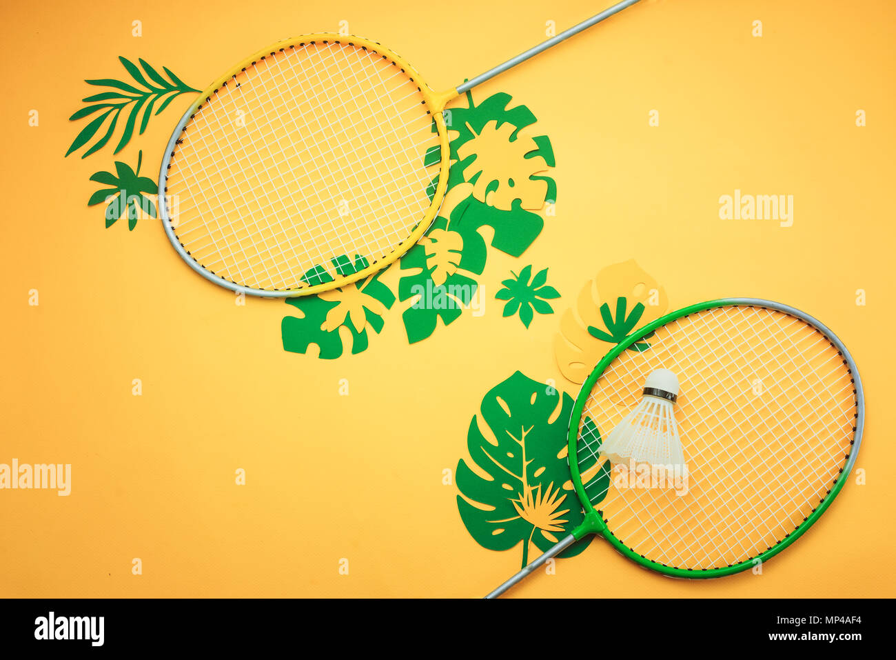 Sommer Urlaub flach mit Badminton Strand und tropische Blätter. Sport Header auf einem gelben Hintergrund mit kopieren. Stockfoto