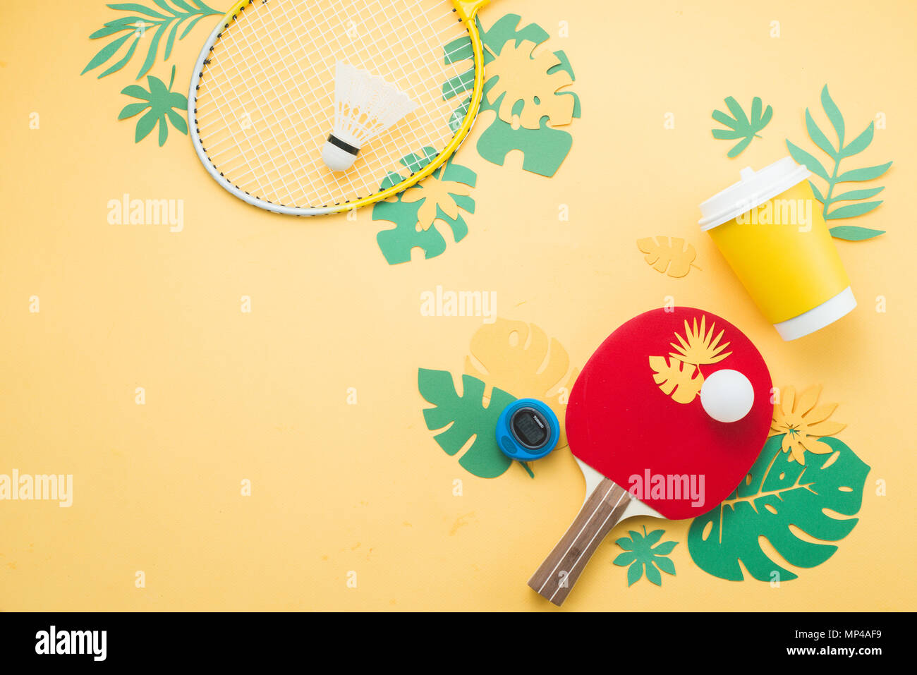 Badminton und Tischtennis Strand entfernt. Aktivitäten im Sommer flach mit tropischen Blätter auf einem gelben Hintergrund mit kopieren. Stockfoto