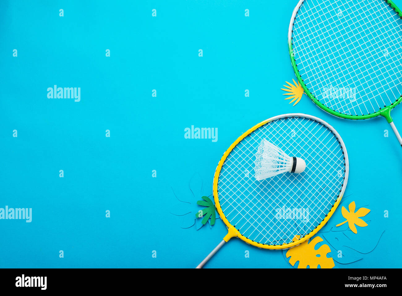 Badminton Strand und tropische Blätter. Sport-Header auf einem blauen Hintergrund mit kopieren. Sommer Urlaub flach Stockfoto