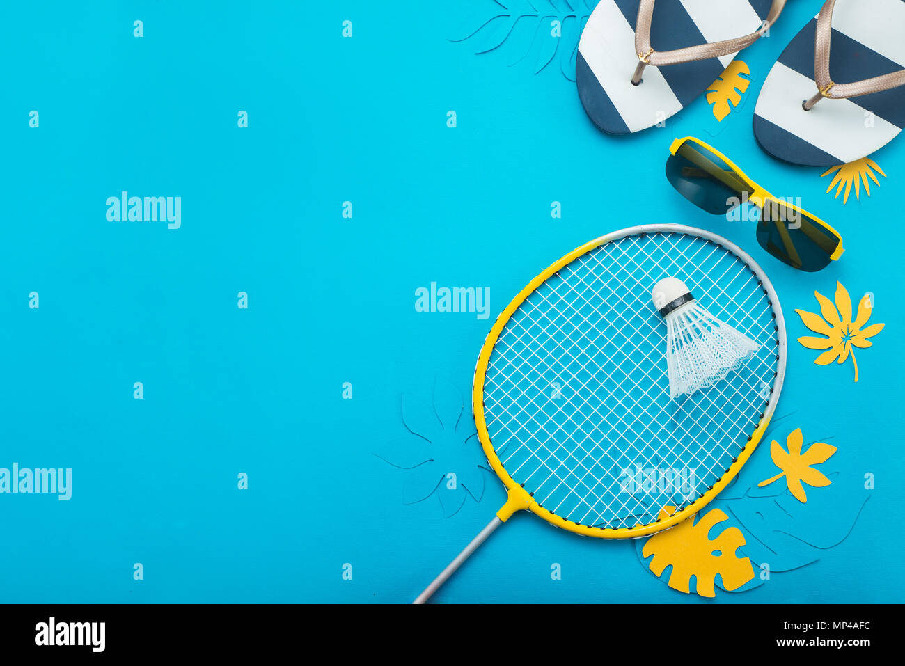 Badminton Strand, Flip Flops und tropische Blätter. Sport-Header auf einem blauen Hintergrund mit kopieren. Sommer Urlaub flach Stockfoto