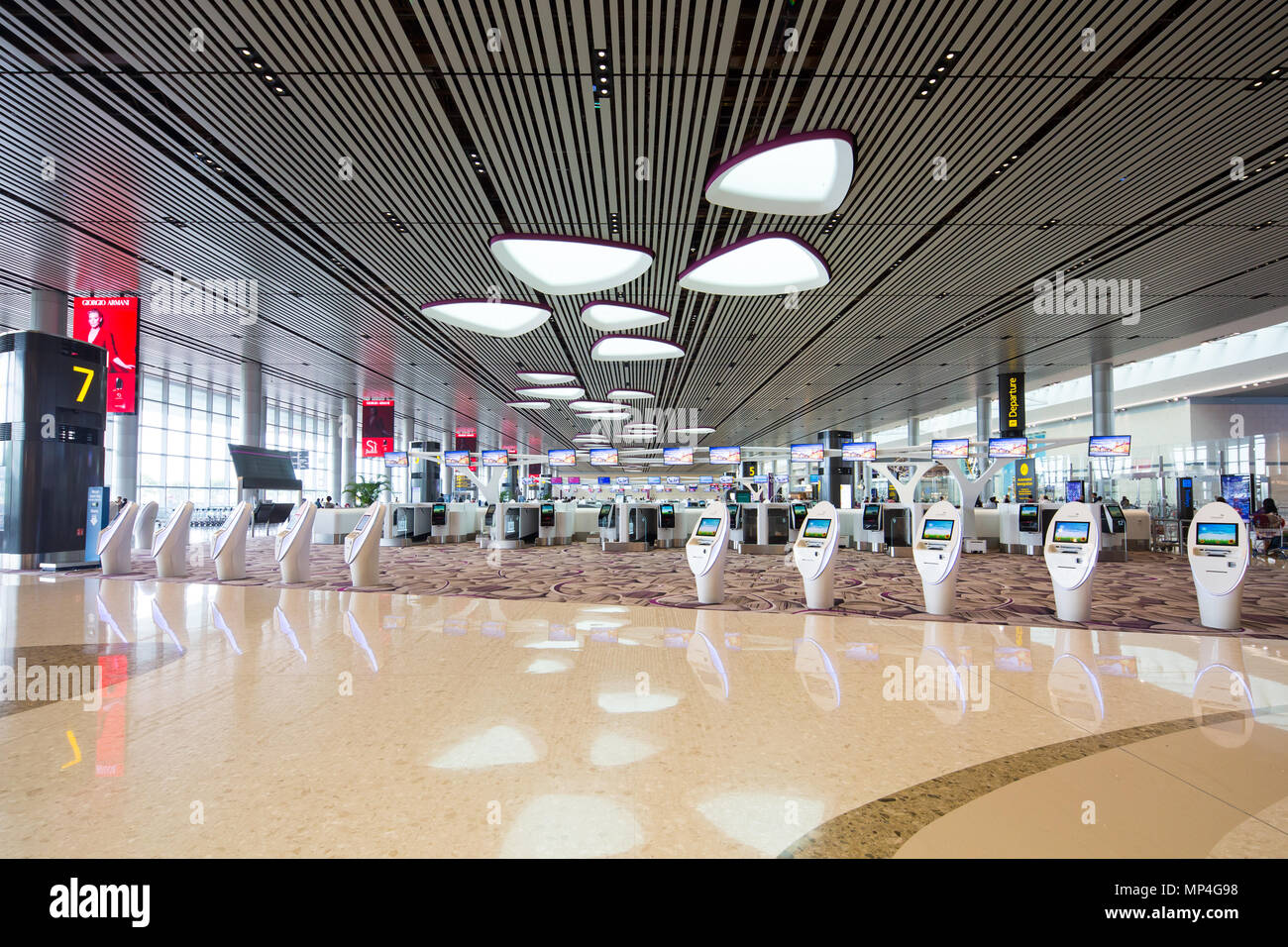 Die Abflughalle des Flughafens Changi am Terminal 4 nutzt hauptsächlich den automatisierten Check-in für Passagiere. Singapur. Stockfoto