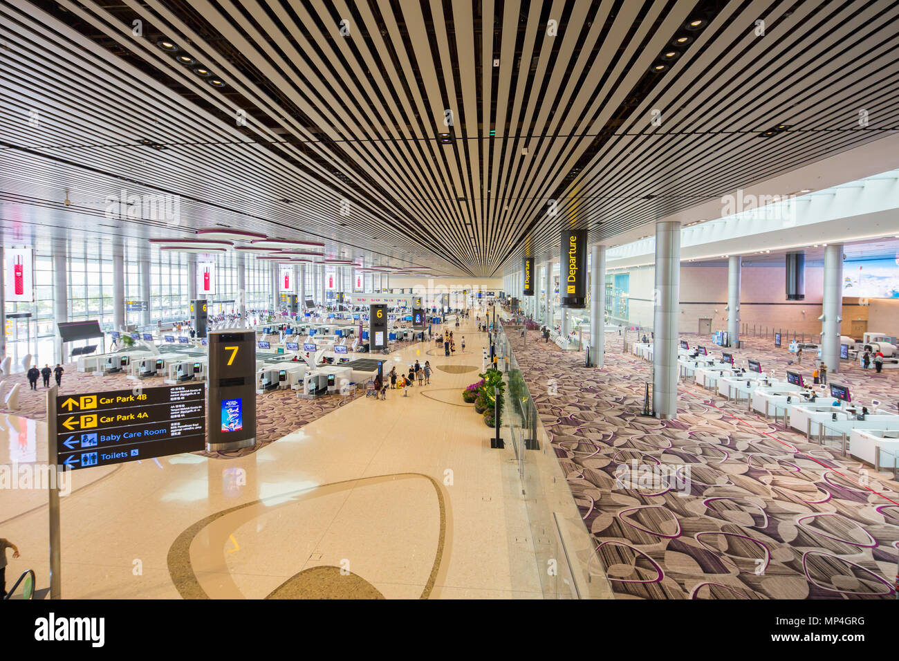 2018. Luftaufnahme zwischen automatischem Check-in und Einreiseabfertigung am Terminal 4 des Flughafens Changi. Singapur. Stockfoto