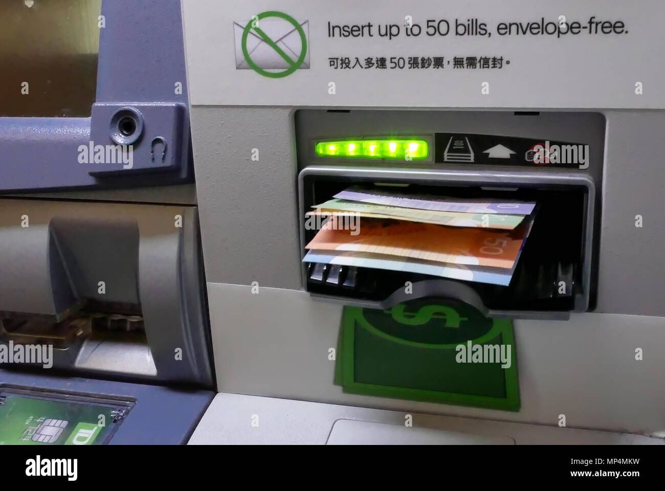 Burnaby, BC, Kanada - 09 April, 2018: Bewegung von Menschen Geld Abheben an Geldautomaten in TD Bank Stockfoto