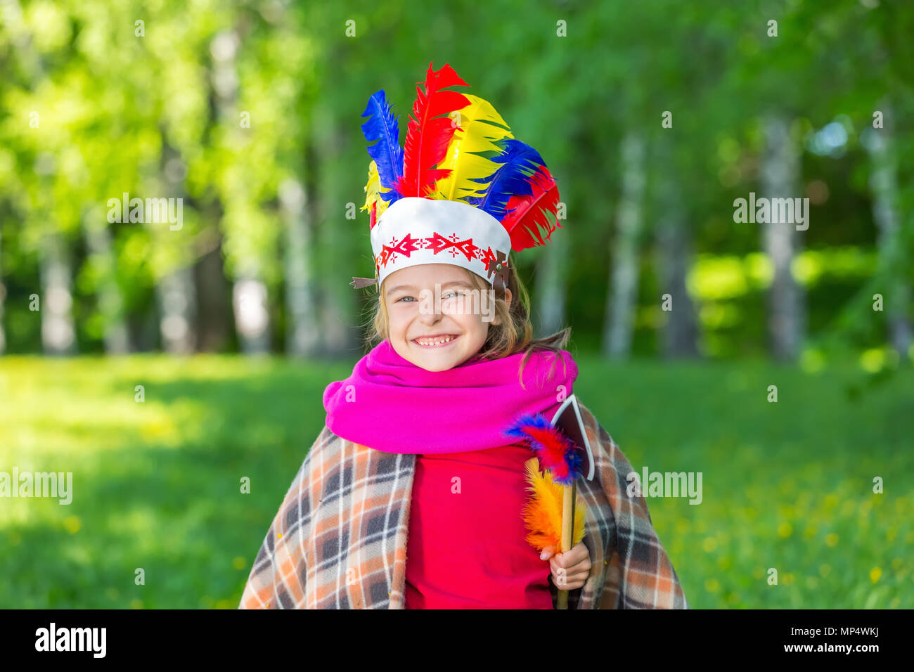 kleine lustige Mädchen spielen Indianer Stockfoto