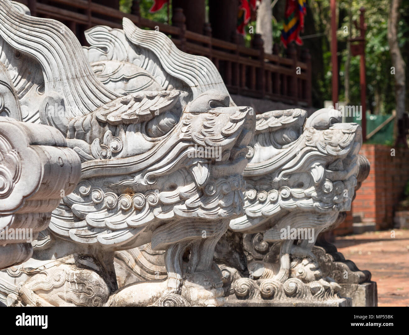 Drachenköpfe im Lam Kinh Tempel in Xuan Lam und Lam Son townlet von Tho Xuan district, Thanh Hoa, Vietnam. Der Tempel wurde von nationalhelden Le gebaut Stockfoto