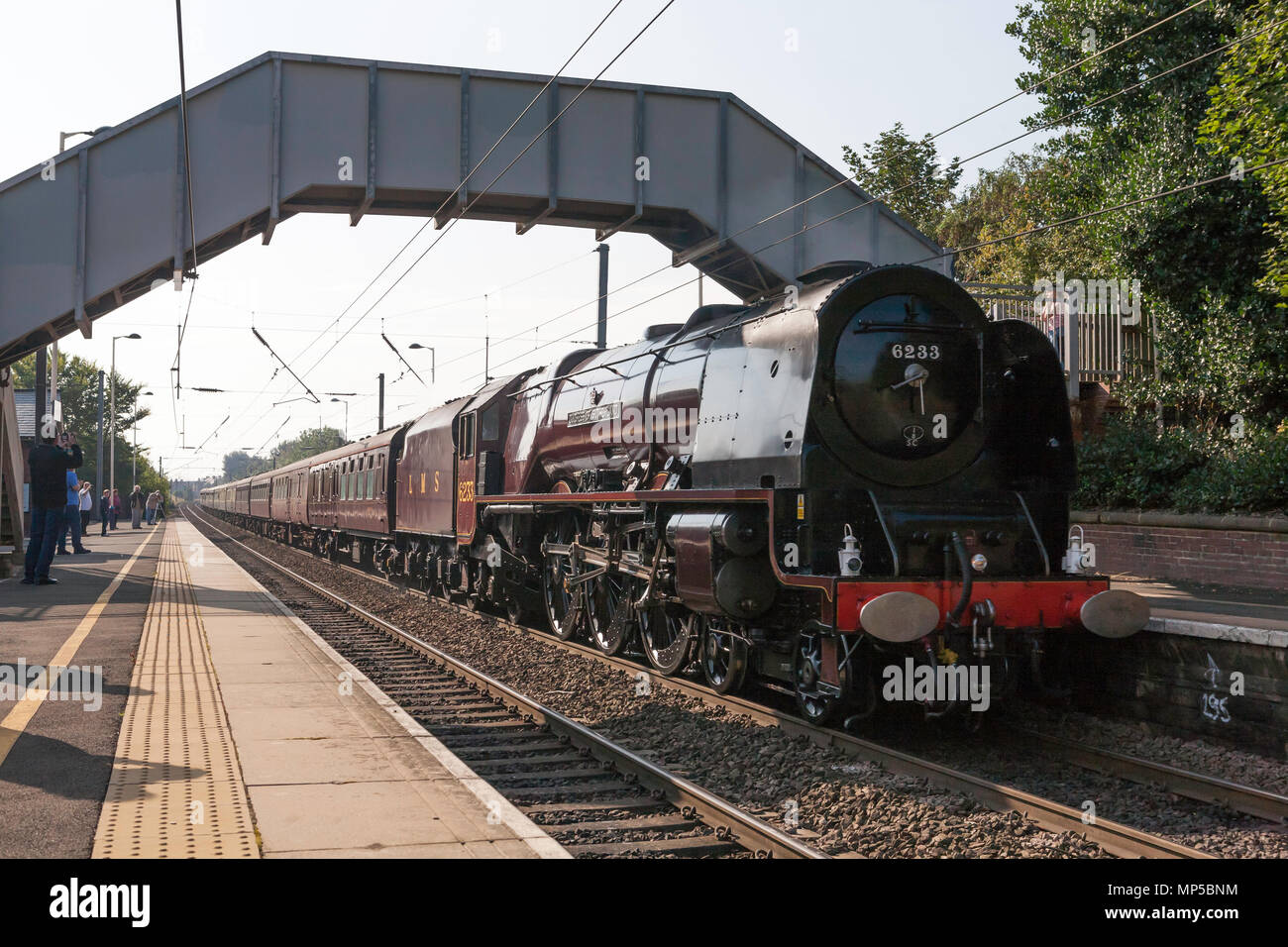 Ex LMS Dampflok Herzogin von Sutherland Nr. 6233 übergibt Chester Le Street Station auf der East Coast Main Line, North East England, Großbritannien Stockfoto