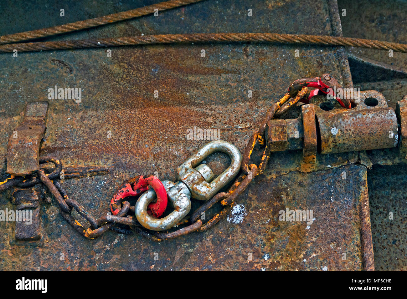 Nichtrostende Ketten und abgetragene schwenkt zu einem Trawler Otter in  Scarborough Harbour befestigt Stockfotografie - Alamy