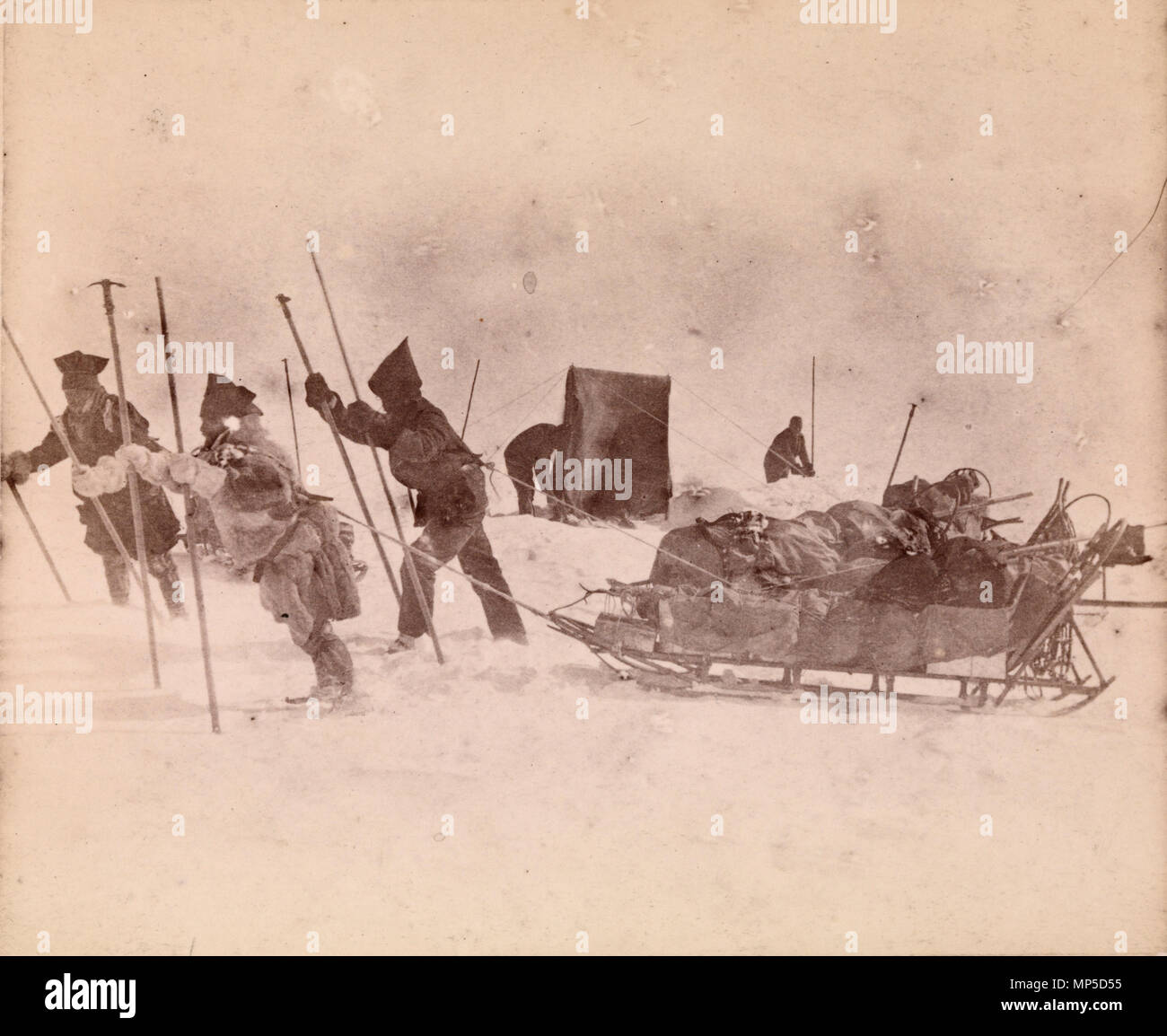 . Русский: Участники гренландской экспедиции Нансена во время перехода через ледник. 1890. Unbekannt 917 Nansen Grönland Expedition Kreuzung Stockfoto