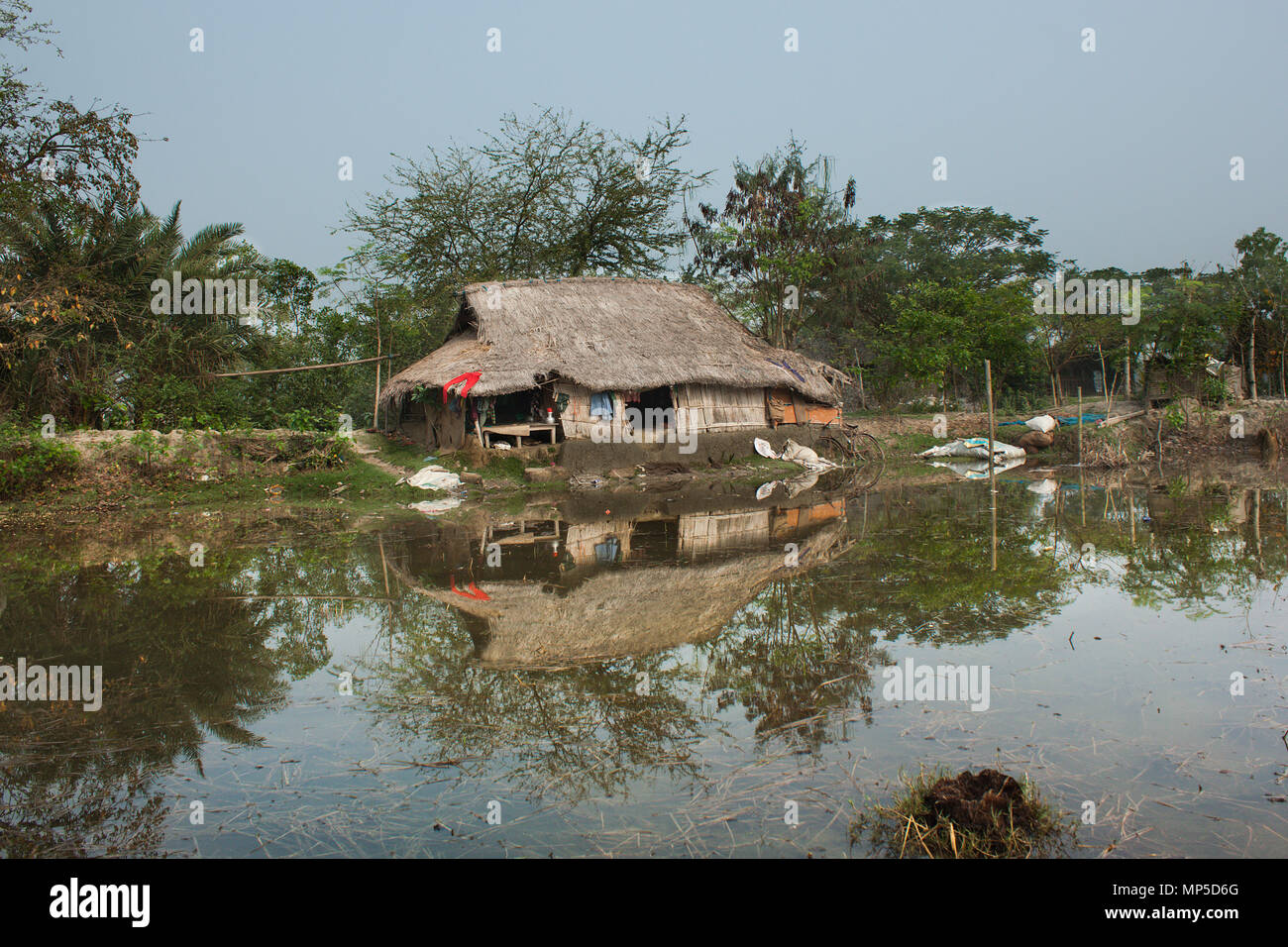 Ein ländliches Haus in Khulna, Bangladesh. Stockfoto