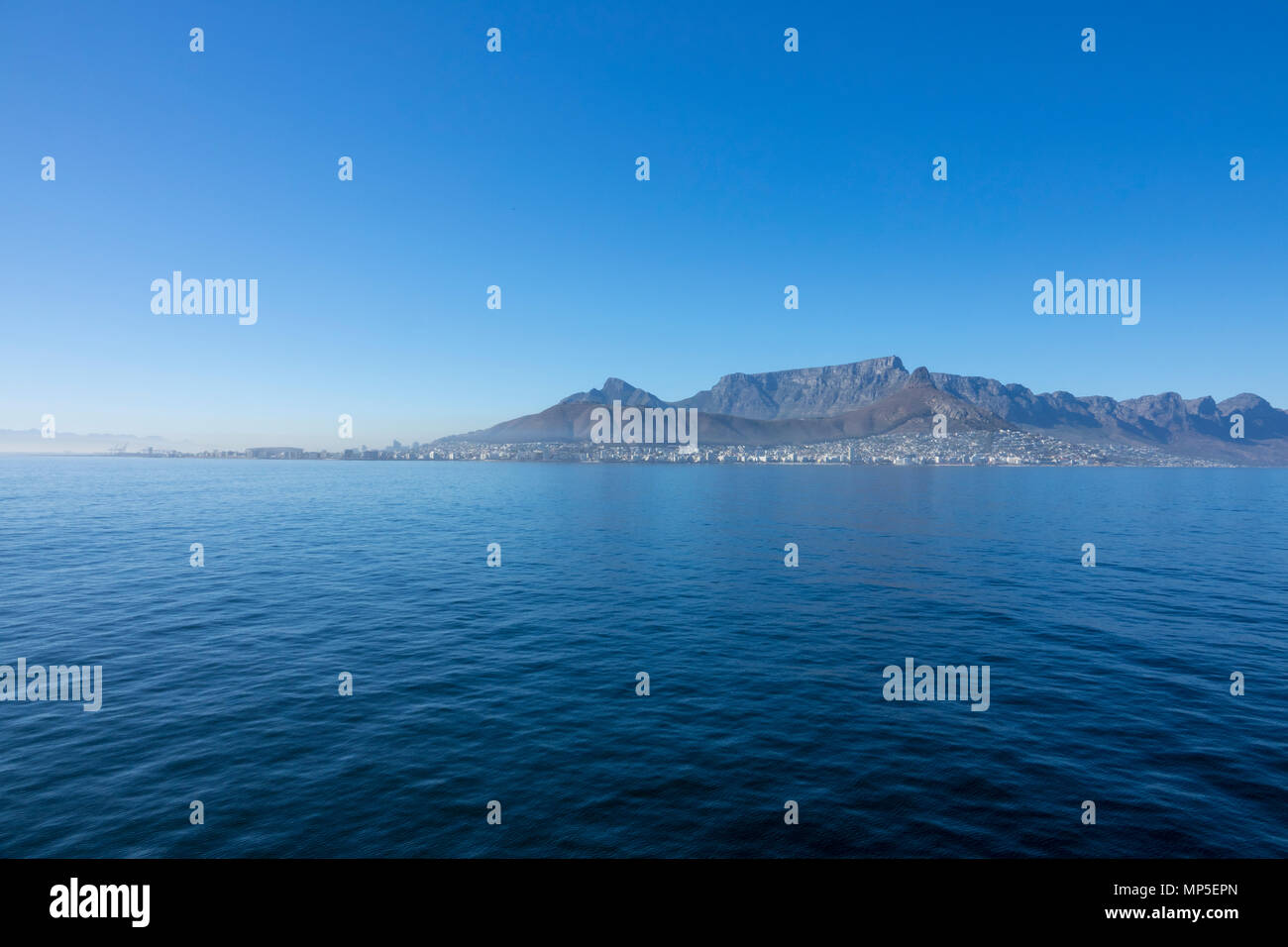 Spektakuläre Aussicht auf Kapstadt ab eine ankommende Kreuzfahrtschiffe gesehen, Südafrika Stockfoto