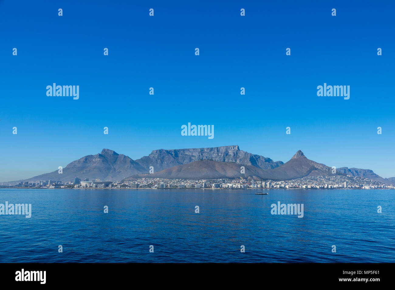 Spektakuläre Aussicht auf Kapstadt ab eine ankommende Kreuzfahrtschiffe gesehen, Südafrika Stockfoto