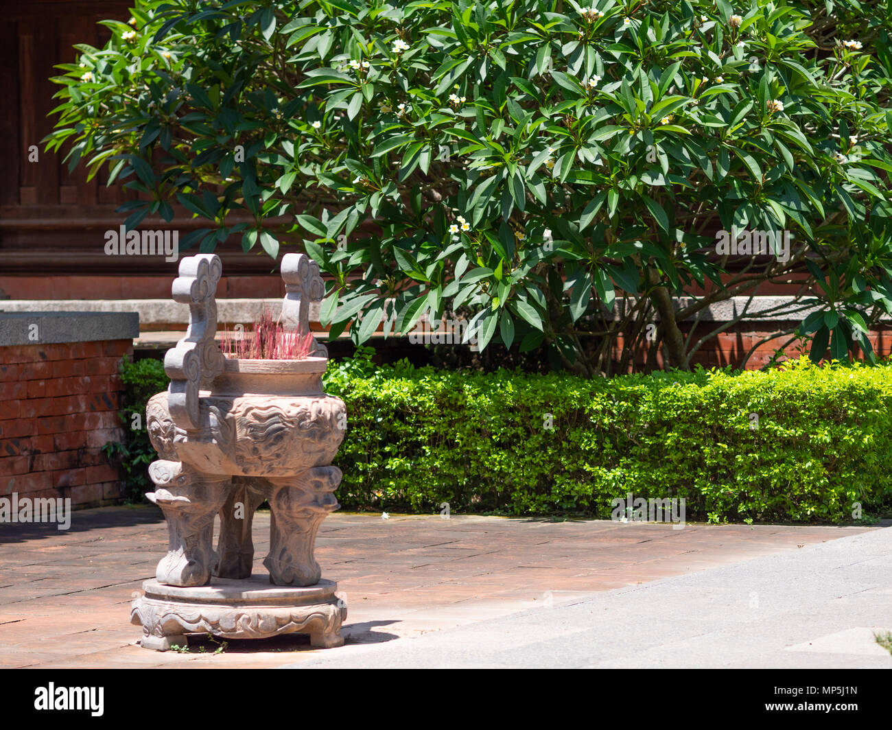 Joss stick Topf der Lam Kinh Tempel in Xuan Lam und Lam Son townlet von Tho Xuan district, Thanh Hoa, Vietnam. Der Tempel wurde von nationalhelden Le gebaut Stockfoto