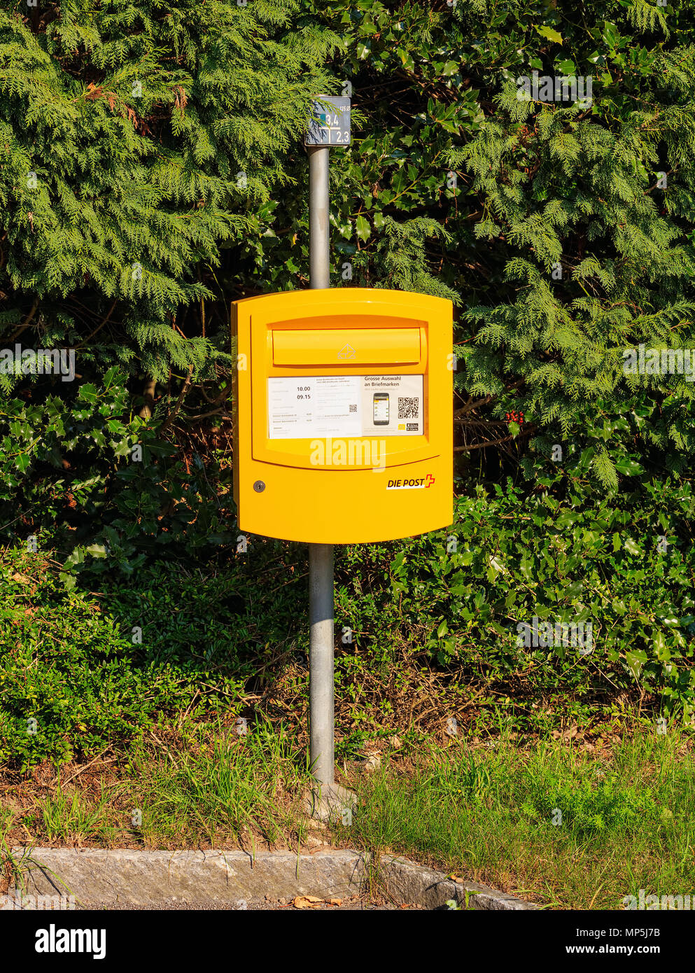 Ein Briefkasten der Post. Die Schweizerische Post ist die nationalen  Postdienst der Schweiz Stockfotografie - Alamy