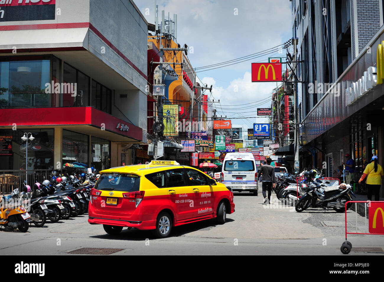 Viel befahrenen Straße aus der Beach Road Pattaya Thailand Stockfoto