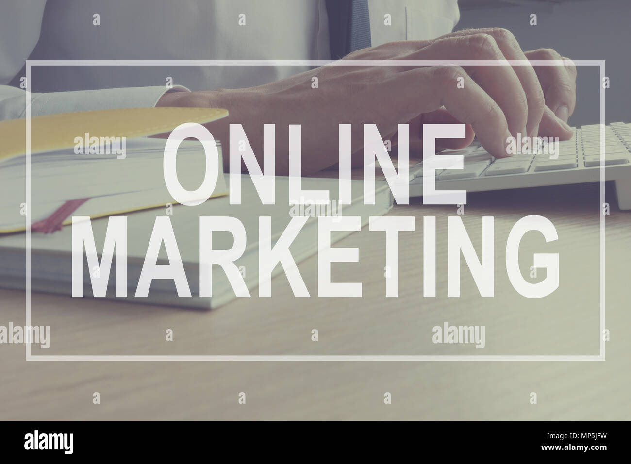 Online Marketing Konzept. Marketingspezialist arbeitet. Branding Strategie. Stockfoto