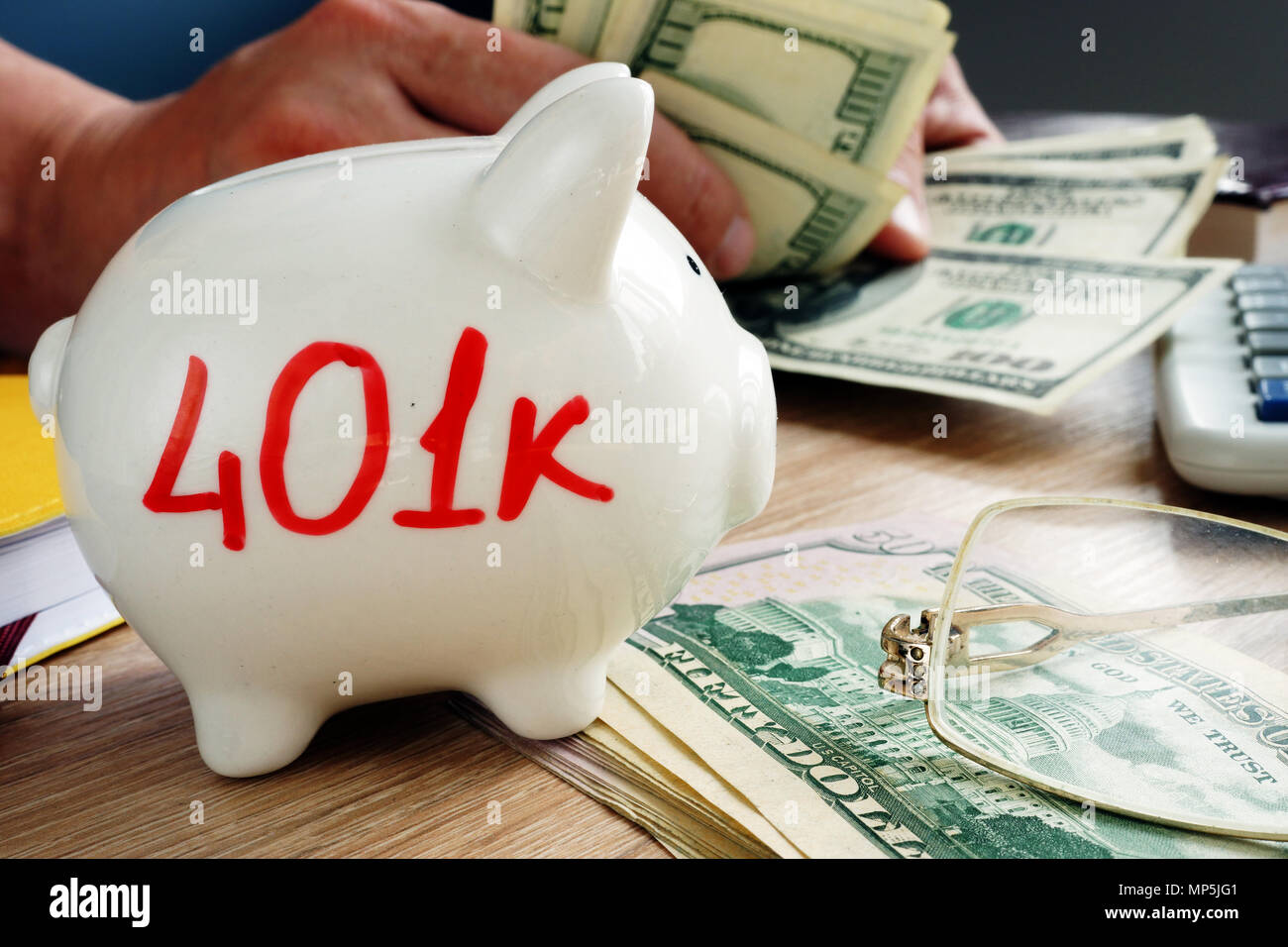 401 k auf ein Sparschwein. Sparen für den Ruhestand. Stockfoto 401 k auf ein Sparschwein. Sparen für den Ruhestand. Stockfoto