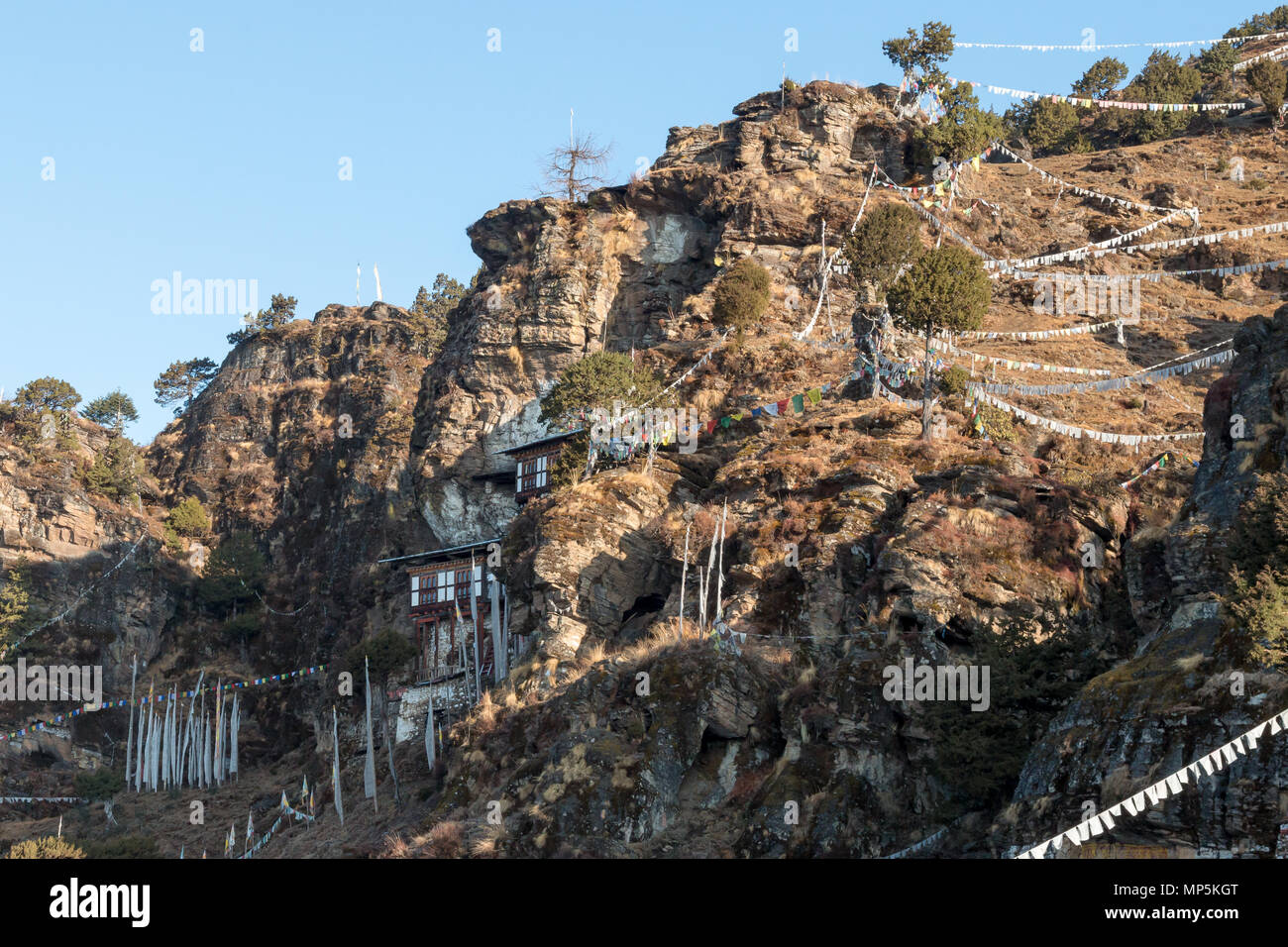 Remote, isolierte buddhistischen Tempel in eine Klippe gebaut, gesehen beim Wandern auf dem Bumdra Trek in der Nähe von Paro, Bhutan Stockfoto