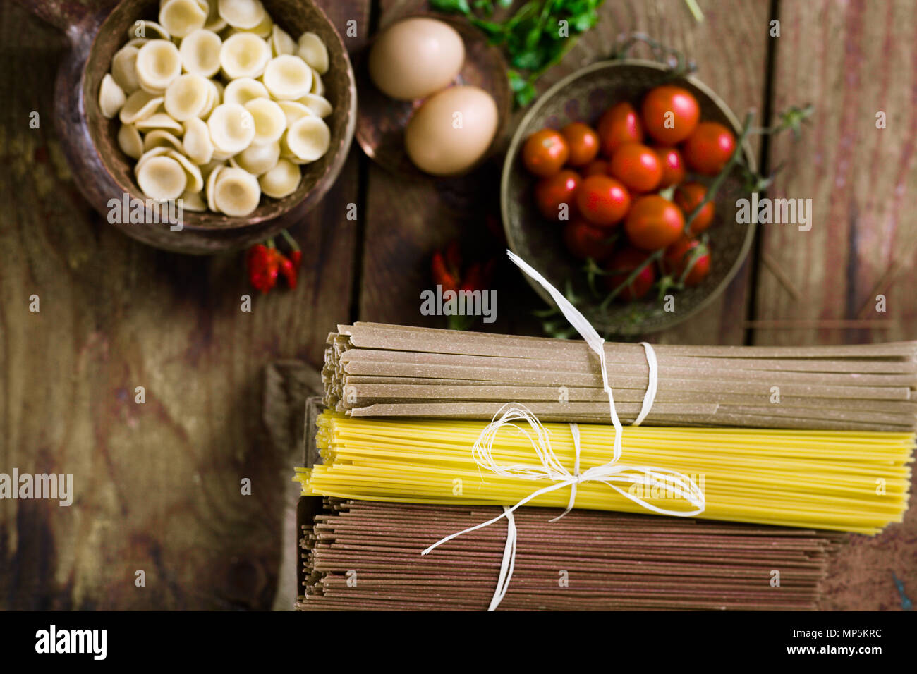 Kochen Konzept. Pasta mit Zutaten. Tomaten, Spaghetti, Eier und Kräuter Stockfoto