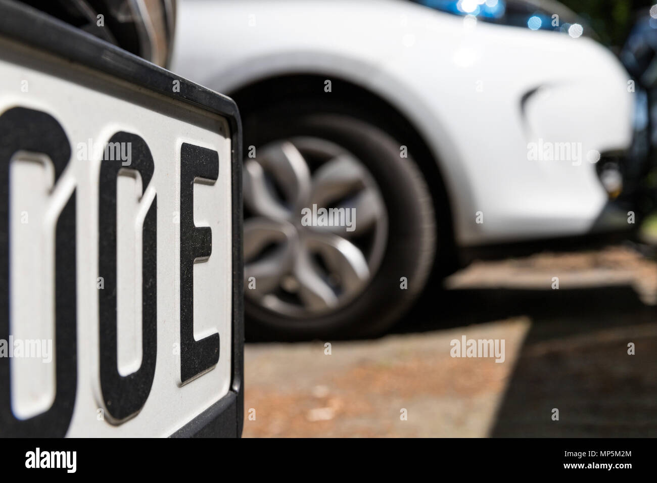 Deutschen Nummernschild für Elektroautos mit zusätzlichen Buchstaben "E" am Ende der Nummer. Stockfoto