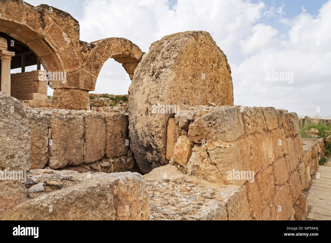 Der rolling stone Tür am Eingang der talmudischen Ära Synagoge in Susya Hevron in die Berge von Judäa Stockfoto