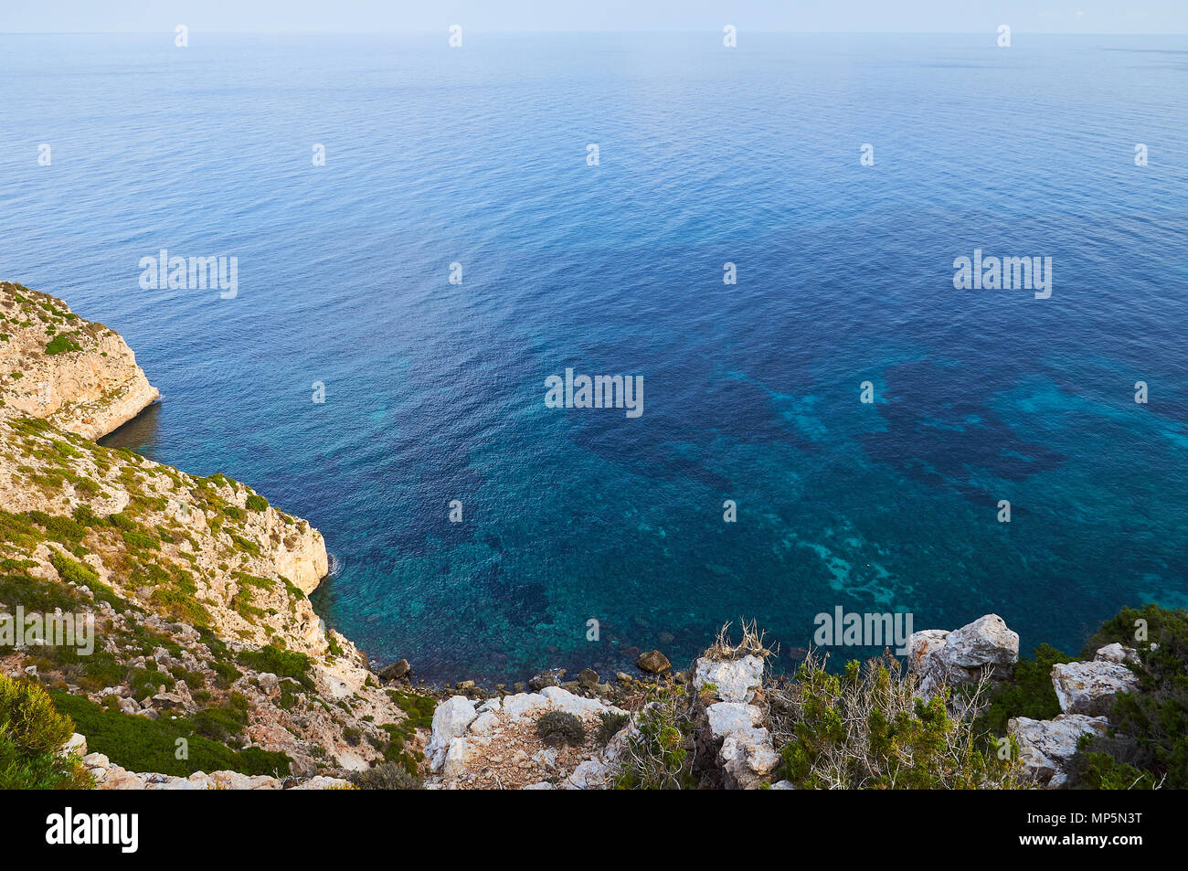 Malerischer Blick auf Cala Codolar transparente Gewässer, Meer und umgebenden Klippen in der Nähe von El Pilar de la Mola Formentera (Balearen, Spanien) Stockfoto