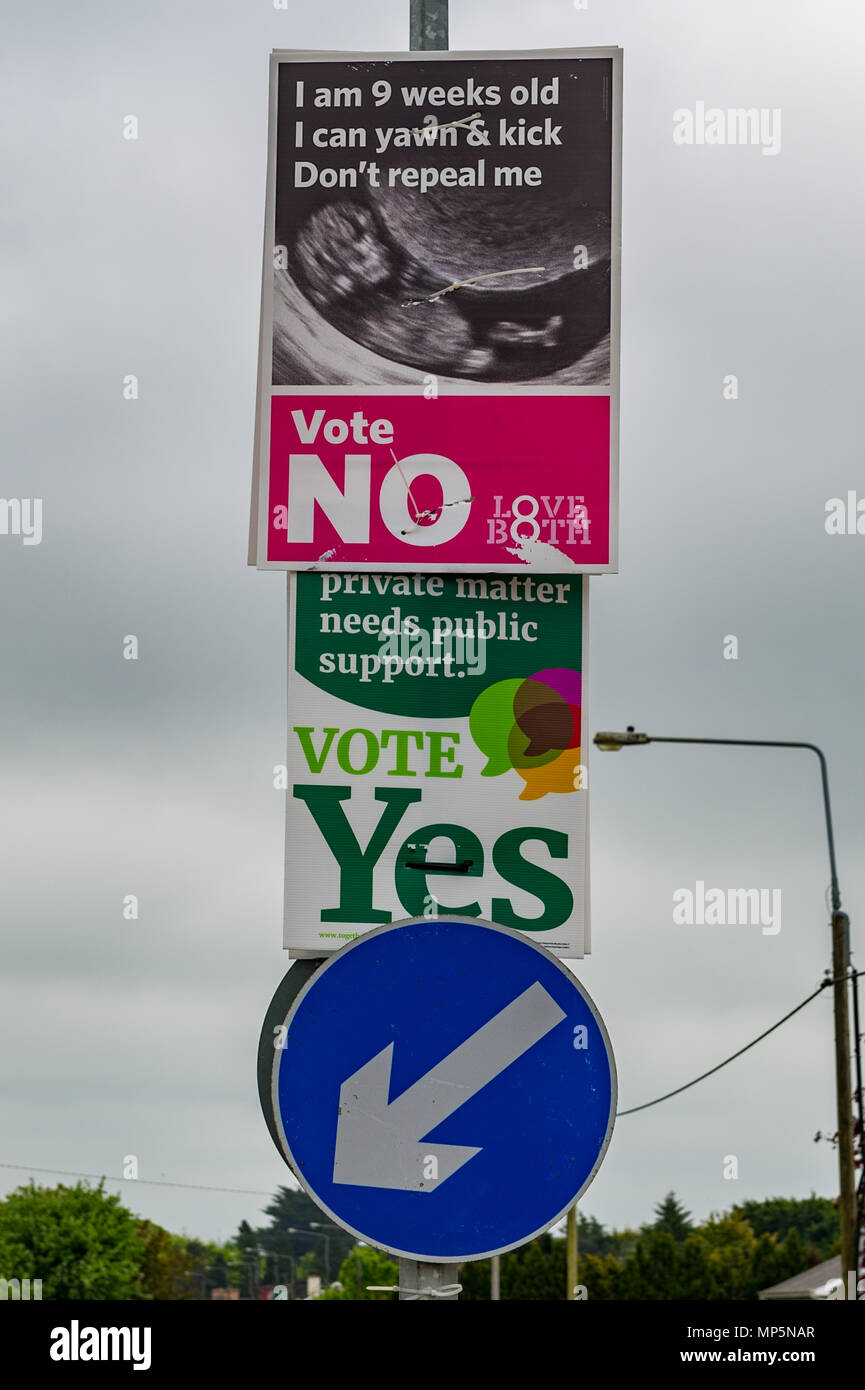 Ja und Nein Plakate in Ballineen, County Cork, Irland, in Bezug auf das irische Referendum über Abtreibung Freitag, 25. Mai 2018. Stockfoto