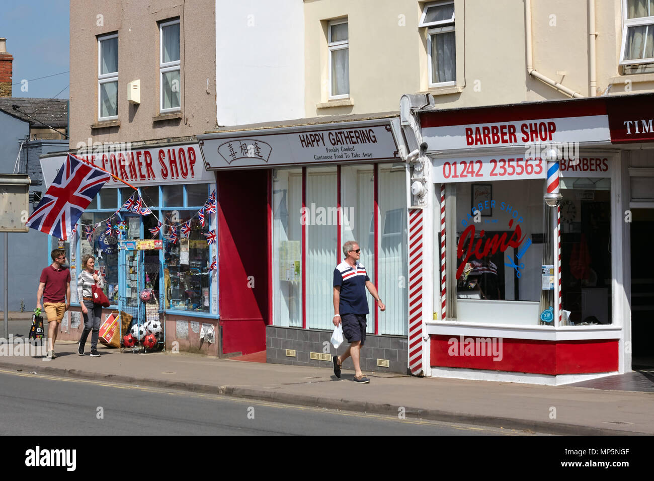 Rot, Weiß und Blau, Geschäfte, und Kleidung des Menschen. Am Tag der Prinz Harry's Königliche Hochzeit genommen. Bath Road, Cheltenham, Gloucestershire. Stockfoto