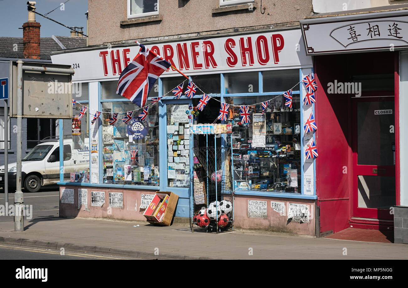 Der Laden an der Ecke auf der Bath Road, Cheltenham, Gloucestershire. Rot, Weiß und Blau am Tag der Meghan Markle's und Prinz Harry's Ehe. Stockfoto