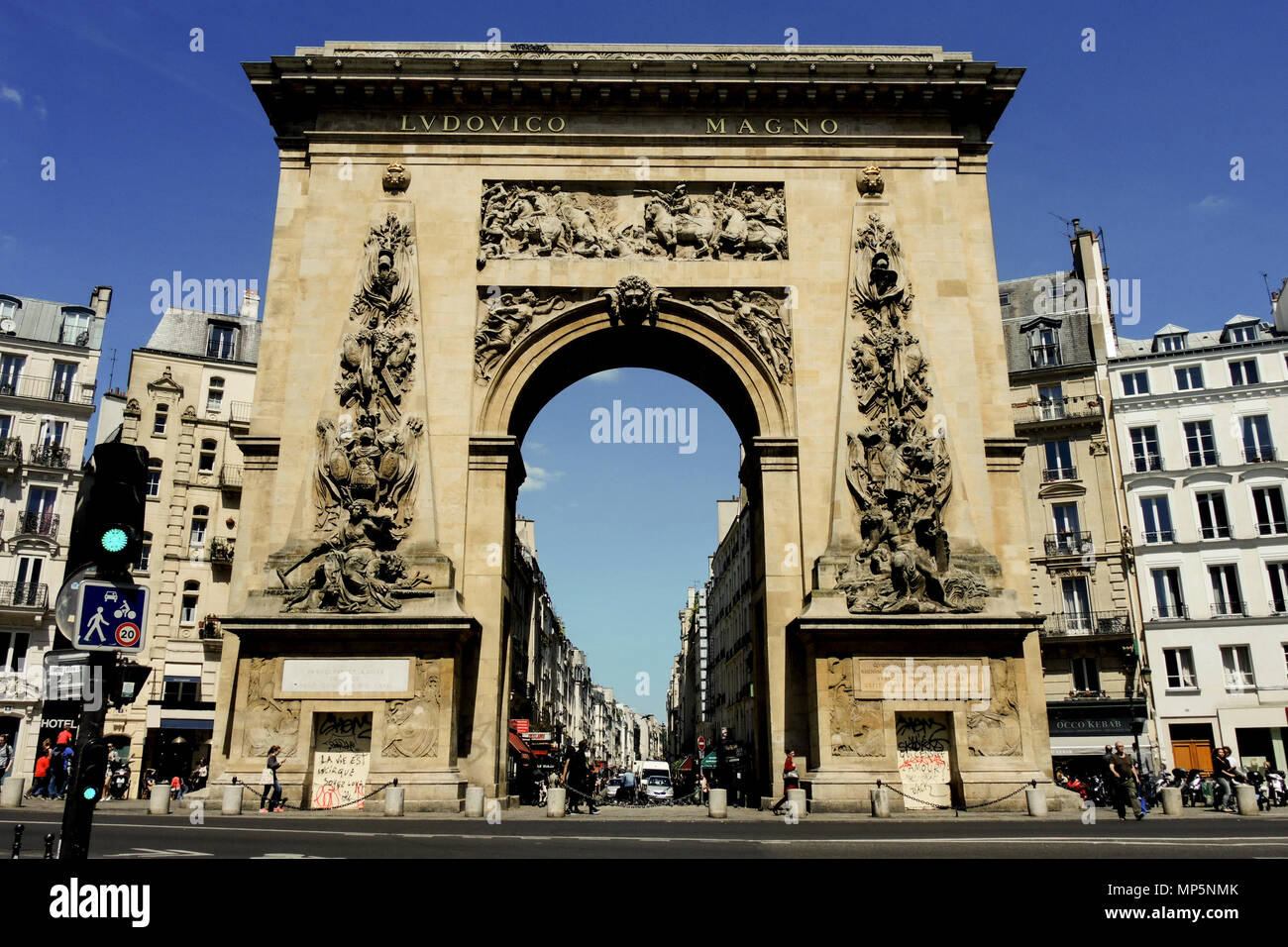 PARIS FRANKREICH - PORTES St. Martin und St. Denis - Pariser Grands Boulevards - PARIS historisches Denkmal - LOUIS XIV HERRLICHKEIT Denkmal - PARIS KUNST © F. BEAUMONT Stockfoto