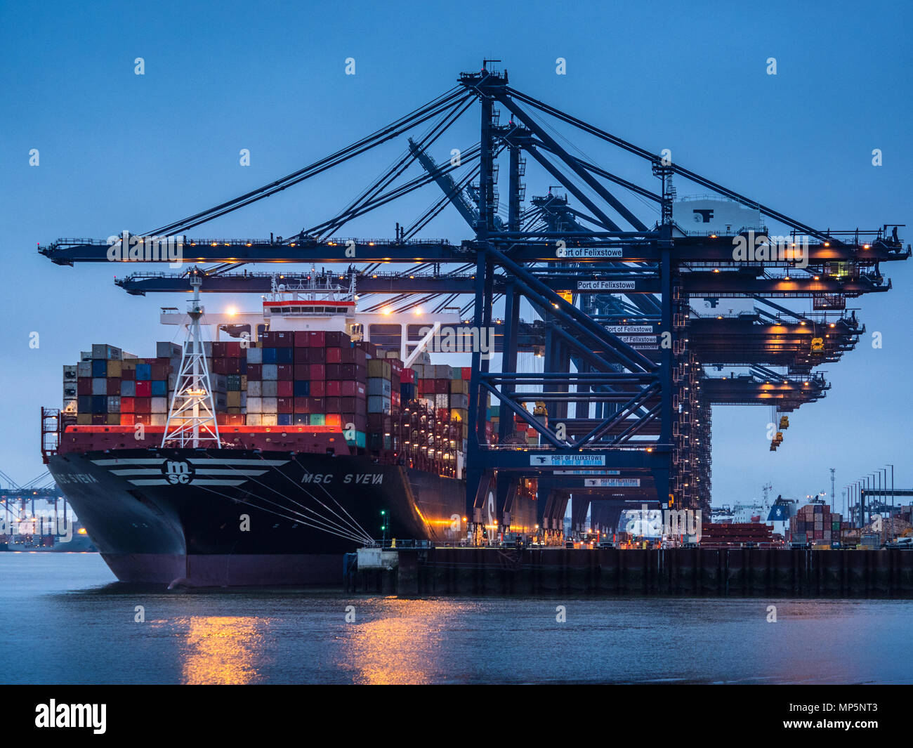 Global Trade-Container im Transit zwischen den Häfen - Hafen von Felixstowe, Großbritannien Stockfoto